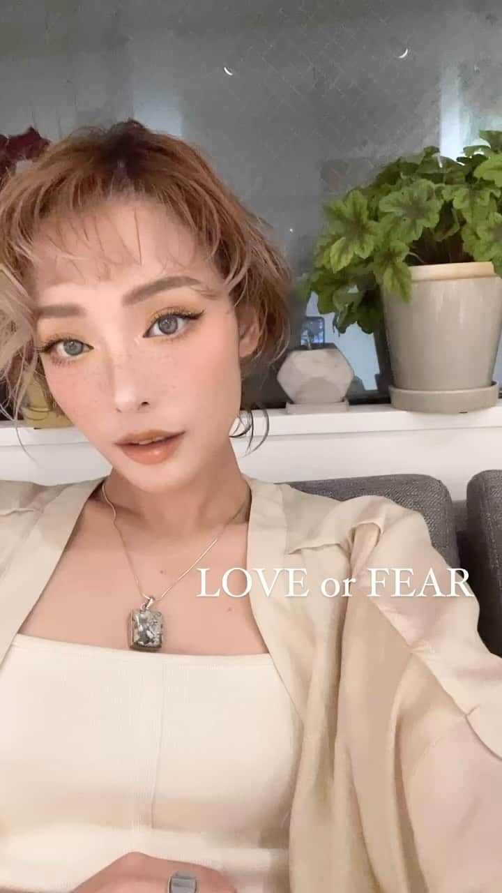 RiRiのインスタグラム：「愛か、恐れか。  恐れによる思考の選択をしない事。  心の奥底から小さく発している 愛による感覚の選択をする事🤍  みんながみんな天使と悪魔の自分の声が存在していて、 悪魔の声って、 欠乏感や、恐怖、不安などのネガティブなエネルギーを元に 思考やエゴによっての保身の判断をしてしまう 自分だけに向いた愛の状態。  天使の声は、 愛や希望などのポジティブなエネルギーを元に 勇気や調和によっての献身の判断をする 相手や、お互いに向いた愛の状態。  インナーチャイルドが癒されていない段階では、 恐れが引き起こす現実の投影から、 どうしても自己を守る為に、保身に走り 思考が優位になってしまうのかもなって。  今の自分は、過去の全ての経験によって成り立っているからこそ、 まずは今の自分を知り、その思考パターンや、価値観が どうして形成されているのかを掘り下げていく事によって、 潜在的に作りあげられていた 自分の思考パターンを解消する事によって、 様々な欠乏感がなくなっていき、 欠乏感が解消されれば、欲も減り、 足るを知る事ができるのだなと感じました🌱  恐れの選択か、愛の選択か☺️🫶✨  この世には、愛か恐れかしかないと、よく言われるけど、 つらい経験をしたその傷が大きければ大きいほど、 欠乏感や、恐れを抱く事も多い。  人に裏切られ続けた人は、自己を守る為に、 全ての人は裏切ると思いながら、 この世をビクビク生きてしまうと思うけど、 でも、それって同時に、 裏切る人を受け入れている事でもあって、 自分で認めてしまっているから 最初から裏切られる事を受け入れてしまっているという とんでもないパラドックス。  本当は、裏切られたくないのに 裏切る人を認めてしまっているのは、自分自身。  裏切られたくないのであれば、 人は裏切らないという事を信じ切らないといけなくて、 それに必要なのが、自己の愛による選択でしかないのだなと🌿  そういった様々な大きな恐れから、 自己の愛の大きさによって、 愛の選択の信じる事ができた時に 人は、自信に繋がり、強くなれるのだなと感じました🧚🏻‍♂️🎶  どれだけつらく苦しい経験をした人であっても、 信じる事だったり、諦めずに光の選択によって 前に進む事に勝るものはない。  自身の光の強さを大きくしていき、 愛のある選択をしていきたいな🤍」