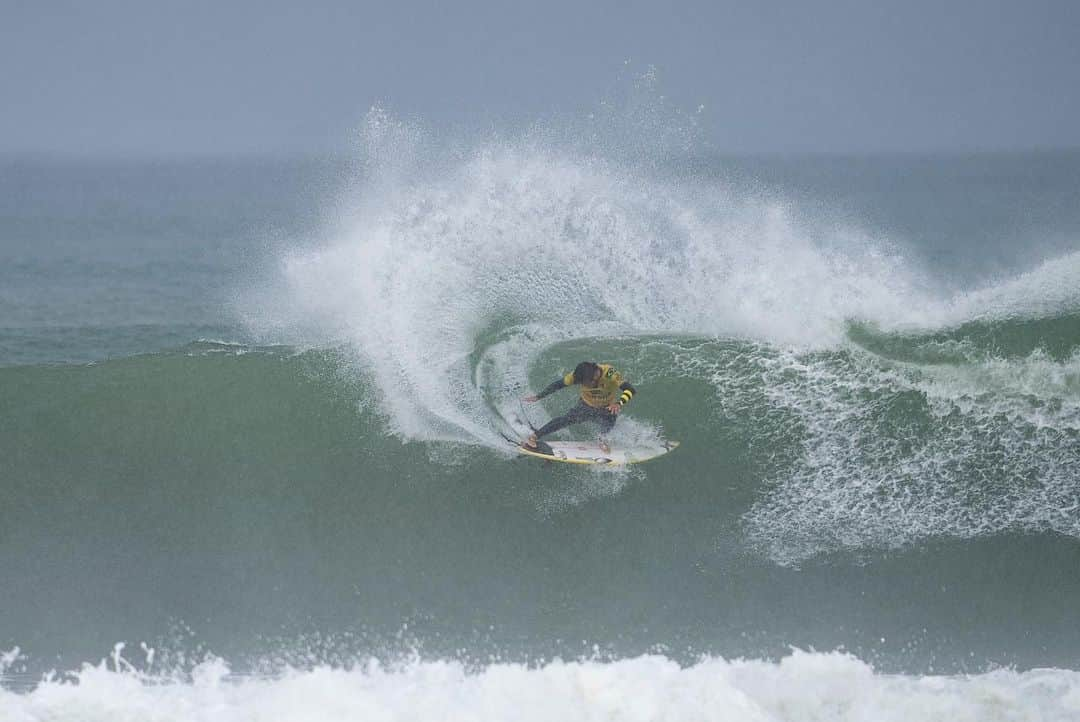 フィリッペ・トレドさんのインスタグラム写真 - (フィリッペ・トレドInstagram)「🏆🏆🏆 // BLESSED 🙏🏽 Thank you all for the support! Congrats @ethan_ewing @lakeypeterson @picklummolly  AMAZING SURFING from you guys! 🫶🏽  3x Campeão em Jbay ! Obrigado a todos pelo suporte! Obrigado Deus por suas promessas! 🙏🏽  VAMOOOOO ⚔️」7月20日 19時12分 - filipetoledo