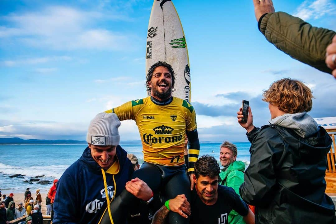 フィリッペ・トレドさんのインスタグラム写真 - (フィリッペ・トレドInstagram)「🏆🏆🏆 // BLESSED 🙏🏽 Thank you all for the support! Congrats @ethan_ewing @lakeypeterson @picklummolly  AMAZING SURFING from you guys! 🫶🏽  3x Campeão em Jbay ! Obrigado a todos pelo suporte! Obrigado Deus por suas promessas! 🙏🏽  VAMOOOOO ⚔️」7月20日 19時12分 - filipetoledo