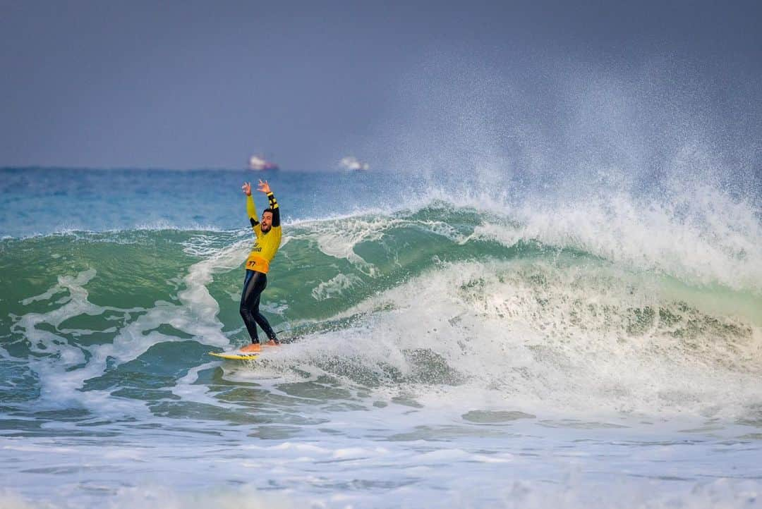 フィリッペ・トレドさんのインスタグラム写真 - (フィリッペ・トレドInstagram)「🏆🏆🏆 // BLESSED 🙏🏽 Thank you all for the support! Congrats @ethan_ewing @lakeypeterson @picklummolly  AMAZING SURFING from you guys! 🫶🏽  3x Campeão em Jbay ! Obrigado a todos pelo suporte! Obrigado Deus por suas promessas! 🙏🏽  VAMOOOOO ⚔️」7月20日 19時12分 - filipetoledo