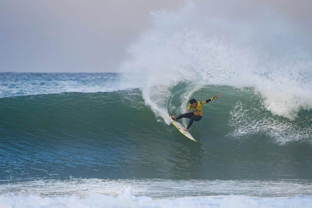 フィリッペ・トレドさんのインスタグラム写真 - (フィリッペ・トレドInstagram)「🏆🏆🏆 // BLESSED 🙏🏽 Thank you all for the support! Congrats @ethan_ewing @lakeypeterson @picklummolly  AMAZING SURFING from you guys! 🫶🏽  3x Campeão em Jbay ! Obrigado a todos pelo suporte! Obrigado Deus por suas promessas! 🙏🏽  VAMOOOOO ⚔️」7月20日 19時12分 - filipetoledo