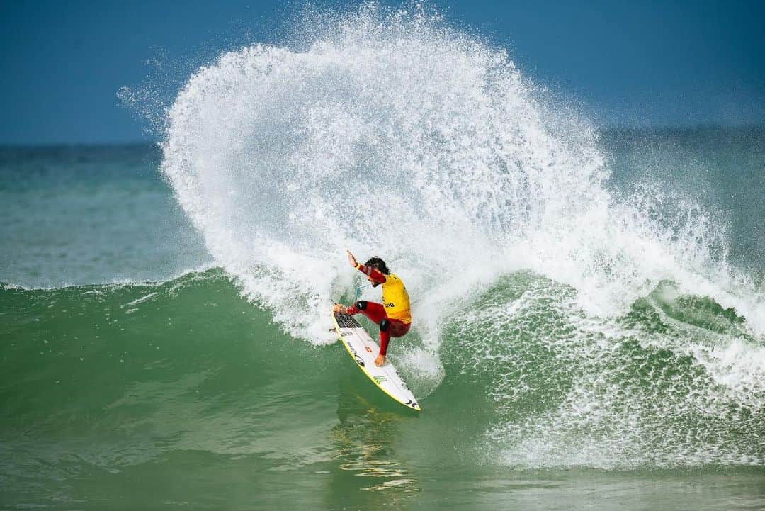 フィリッペ・トレドのインスタグラム：「🏆🏆🏆 // BLESSED 🙏🏽 Thank you all for the support! Congrats @ethan_ewing @lakeypeterson @picklummolly  AMAZING SURFING from you guys! 🫶🏽  3x Campeão em Jbay ! Obrigado a todos pelo suporte! Obrigado Deus por suas promessas! 🙏🏽  VAMOOOOO ⚔️」