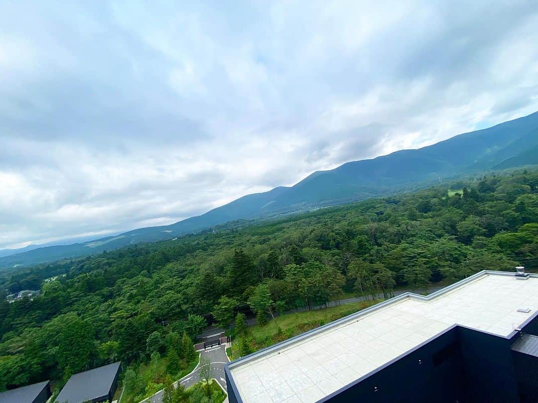 山内英輝さんのインスタグラム写真 - (山内英輝Instagram)「とても良いホテルでした。 サーキット側ではなく、富士山側だったのですが、景色が最高でした。朝コーヒー飲みながらの、この景色は幸せでした。 本当にありがとうございました！  #富士スピードウェイホテル」7月20日 19時17分 - hidekiyamauchi
