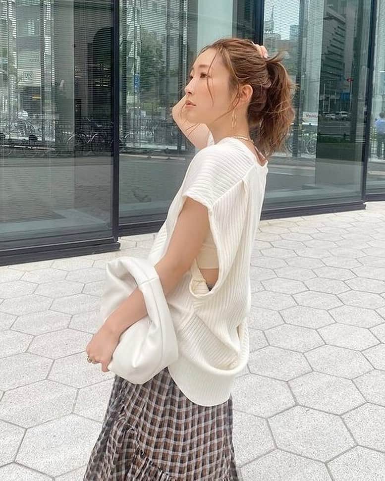 Ungrid staff snapさんのインスタグラム写真 - (Ungrid staff snapInstagram)「人気のギャザーデザインスカートに新色登場🤎  @chisa_nagatani_ 159cm  #ギャザーデザインスカート ¥12,100(tax in) ブラウン  ラウンドしたギャザーデザインとシャカっとした素材感が甘さを抑えカジュアルに履ける一枚☺️ 下にかけて重みのあるデザインが今の気分にもぴったり♪  ーーーーーーーーーーーーーーーーーーーーーーーーーーーー ☑︎商品詳細は製品タグ or TOPページURLよりチェック   » @Ungrid_staffsnap  #Ungrid #ungrid_official #ungridコーデ #アングリッド #カジュアル #カジュアルコーデ #カジュアルスタイル #シンプル #シンプルコーデ #シンプルスタイル #スカート #チェック柄」7月20日 19時14分 - ungrid_staffsnap