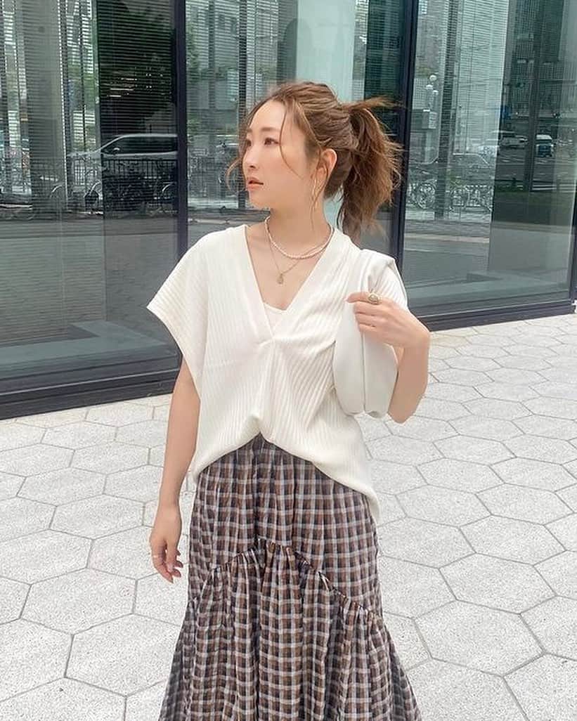 Ungrid staff snapさんのインスタグラム写真 - (Ungrid staff snapInstagram)「人気のギャザーデザインスカートに新色登場🤎  @chisa_nagatani_ 159cm  #ギャザーデザインスカート ¥12,100(tax in) ブラウン  ラウンドしたギャザーデザインとシャカっとした素材感が甘さを抑えカジュアルに履ける一枚☺️ 下にかけて重みのあるデザインが今の気分にもぴったり♪  ーーーーーーーーーーーーーーーーーーーーーーーーーーーー ☑︎商品詳細は製品タグ or TOPページURLよりチェック   » @Ungrid_staffsnap  #Ungrid #ungrid_official #ungridコーデ #アングリッド #カジュアル #カジュアルコーデ #カジュアルスタイル #シンプル #シンプルコーデ #シンプルスタイル #スカート #チェック柄」7月20日 19時14分 - ungrid_staffsnap