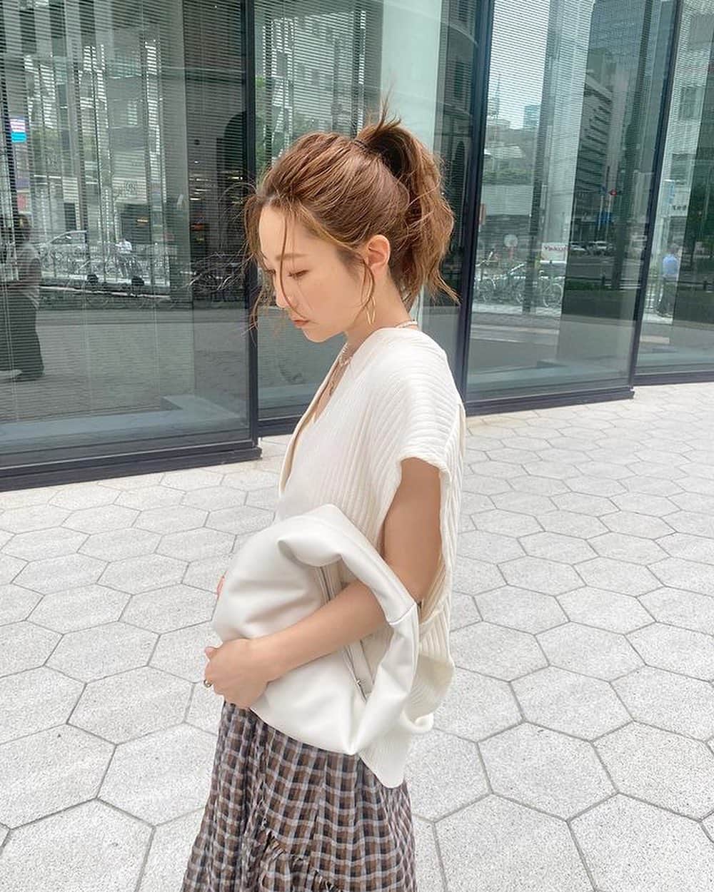 Ungrid staff snapさんのインスタグラム写真 - (Ungrid staff snapInstagram)「人気のギャザーデザインスカートに新色登場🤎  @chisa_nagatani_ 159cm  #ギャザーデザインスカート ¥12,100(tax in) ブラウン  ラウンドしたギャザーデザインとシャカっとした素材感が甘さを抑えカジュアルに履ける一枚☺️ 下にかけて重みのあるデザインが今の気分にもぴったり♪  ーーーーーーーーーーーーーーーーーーーーーーーーーーーー ☑︎商品詳細は製品タグ or TOPページURLよりチェック   » @Ungrid_staffsnap  #Ungrid #ungrid_official #ungridコーデ #アングリッド #カジュアル #カジュアルコーデ #カジュアルスタイル #シンプル #シンプルコーデ #シンプルスタイル #スカート #チェック柄」7月20日 19時14分 - ungrid_staffsnap