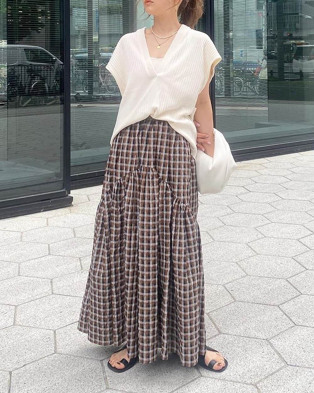 Ungrid staff snapさんのインスタグラム写真 - (Ungrid staff snapInstagram)「人気のギャザーデザインスカートに新色登場🤎  @chisa_nagatani_ 159cm  #ギャザーデザインスカート ¥12,100(tax in) ブラウン  ラウンドしたギャザーデザインとシャカっとした素材感が甘さを抑えカジュアルに履ける一枚☺️ 下にかけて重みのあるデザインが今の気分にもぴったり♪  ーーーーーーーーーーーーーーーーーーーーーーーーーーーー ☑︎商品詳細は製品タグ or TOPページURLよりチェック   » @Ungrid_staffsnap  #Ungrid #ungrid_official #ungridコーデ #アングリッド #カジュアル #カジュアルコーデ #カジュアルスタイル #シンプル #シンプルコーデ #シンプルスタイル #スカート #チェック柄」7月20日 19時14分 - ungrid_staffsnap