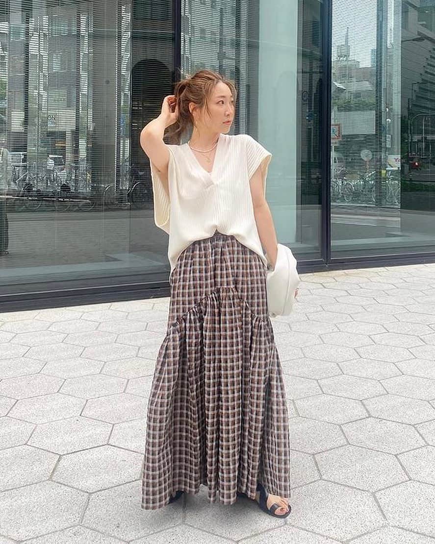 Ungrid staff snapのインスタグラム：「人気のギャザーデザインスカートに新色登場🤎  @chisa_nagatani_ 159cm  #ギャザーデザインスカート ¥12,100(tax in) ブラウン  ラウンドしたギャザーデザインとシャカっとした素材感が甘さを抑えカジュアルに履ける一枚☺️ 下にかけて重みのあるデザインが今の気分にもぴったり♪  ーーーーーーーーーーーーーーーーーーーーーーーーーーーー ☑︎商品詳細は製品タグ or TOPページURLよりチェック   » @Ungrid_staffsnap  #Ungrid #ungrid_official #ungridコーデ #アングリッド #カジュアル #カジュアルコーデ #カジュアルスタイル #シンプル #シンプルコーデ #シンプルスタイル #スカート #チェック柄」