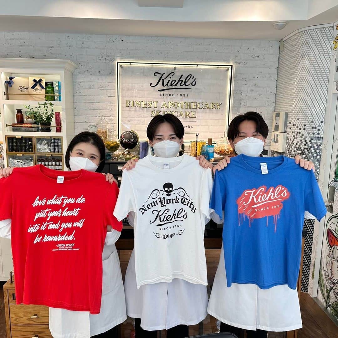 キールズ Kiehl's Japanさんのインスタグラム写真 - (キールズ Kiehl's JapanInstagram)「本日は暑い夏にぴったり！Tシャツの日👕 実は #キールズ にもブランドにちなんだオリジナルTシャツがあります☺ TOKYOフラグシップストアもしくは、ポイント交換でゲット👍 #Kiehls #スキンケア #Tシャツ」7月20日 19時25分 - kiehlsjp