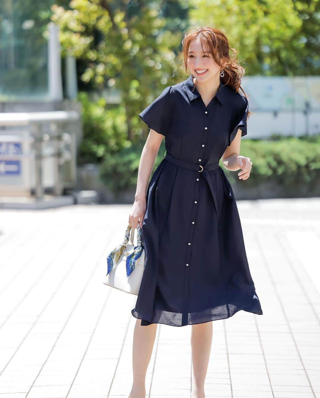 any SiSさんのインスタグラム写真 - (any SiSInstagram)「今買って秋まで使える 好印象レディなお仕事服   フェミニンなシャツワンピは 見た目以上に着心地楽ちん♡   ——————————————————————— ビューティフレアシャツ ワンピース   2WAYクラシカルレディ バッグ ⁡ ——————————————————————— ⁡ @anysis_officialの プロフィール欄のURLから WEBマガジンをご覧いただけます！ ぜひチェックして下さい♪     #anysis #エニィスィス #レディース #ワンピース #シャツワンピース #フレアワンピース #ネイビーワンピース #パールボタン #夏コーデ #甘口カジュアル #きれいめコーデ #フェミニンスタイル #大人レディ #大人可愛い #大人カジュアル #きれいめカジュアル#オフィスコーデ #オフィスカジュアル #お出かけコーデ」7月20日 19時19分 - anysis_official