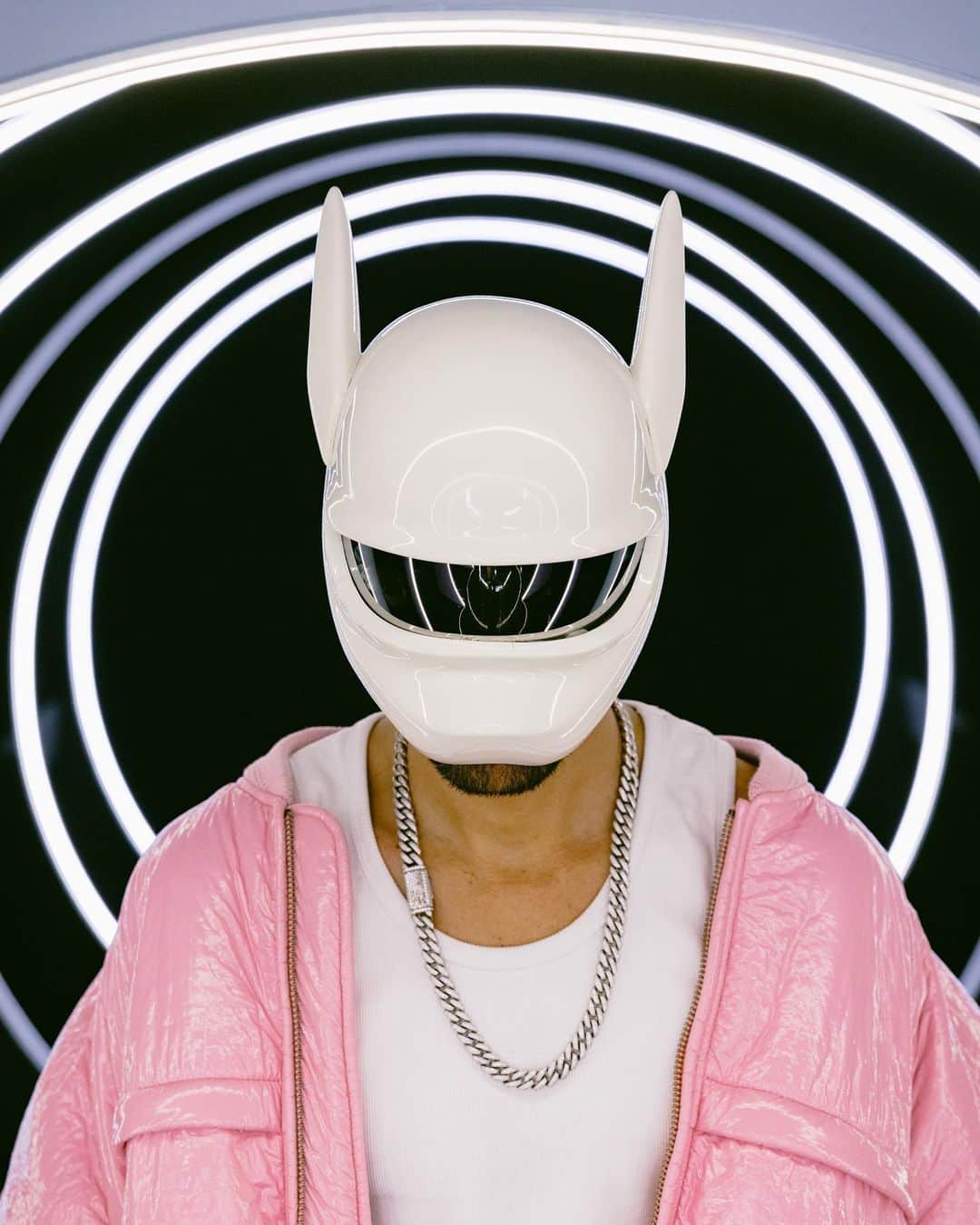 CROのインスタグラム：「super h y p e d 🫣 nie weg heute Nacht ab 00h überall zu streamen und #dasbestevideoderwelt morgen um 15h 🚀 p.s.: vielleicht sehen wir uns morgen vor der Premiere, stay tuned 👀 📸 @maxhartmannphoto」