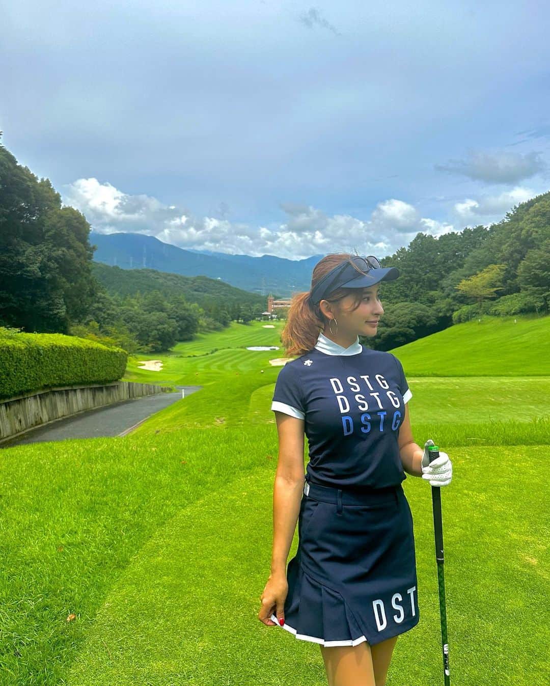 YUKAさんのインスタグラム写真 - (YUKAInstagram)「💙💙 v字の襟が可愛い☺️🫶✨✨ @descentegolf.jp   最終ホール✨暑さとアップダウンの激しさに負けそうになりながらも...楽しかった☺️🌈✨✨  #golf#golfwear#golfer#高尔夫球#デサント#デサントゴルフ#ゴルフウェア#福岡ゴルフ#ゴルフ#ゴルフ好き#ゴルフファッション#ゴルフ女子」7月20日 19時21分 - yuka_golf_glam