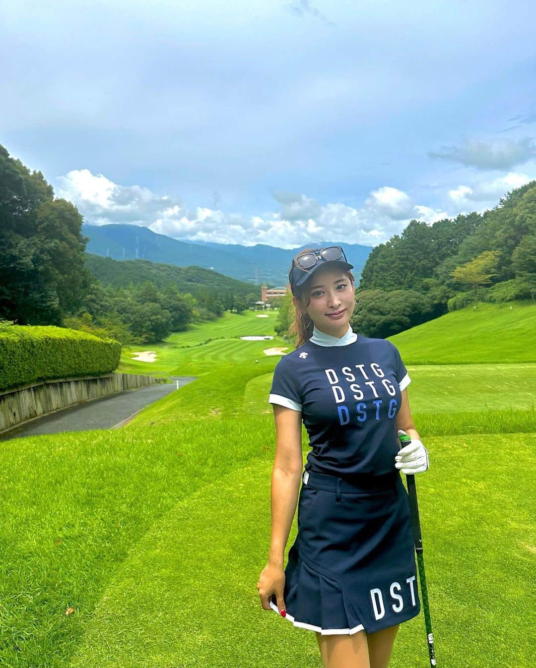 YUKAさんのインスタグラム写真 - (YUKAInstagram)「💙💙 v字の襟が可愛い☺️🫶✨✨ @descentegolf.jp   最終ホール✨暑さとアップダウンの激しさに負けそうになりながらも...楽しかった☺️🌈✨✨  #golf#golfwear#golfer#高尔夫球#デサント#デサントゴルフ#ゴルフウェア#福岡ゴルフ#ゴルフ#ゴルフ好き#ゴルフファッション#ゴルフ女子」7月20日 19時21分 - yuka_golf_glam