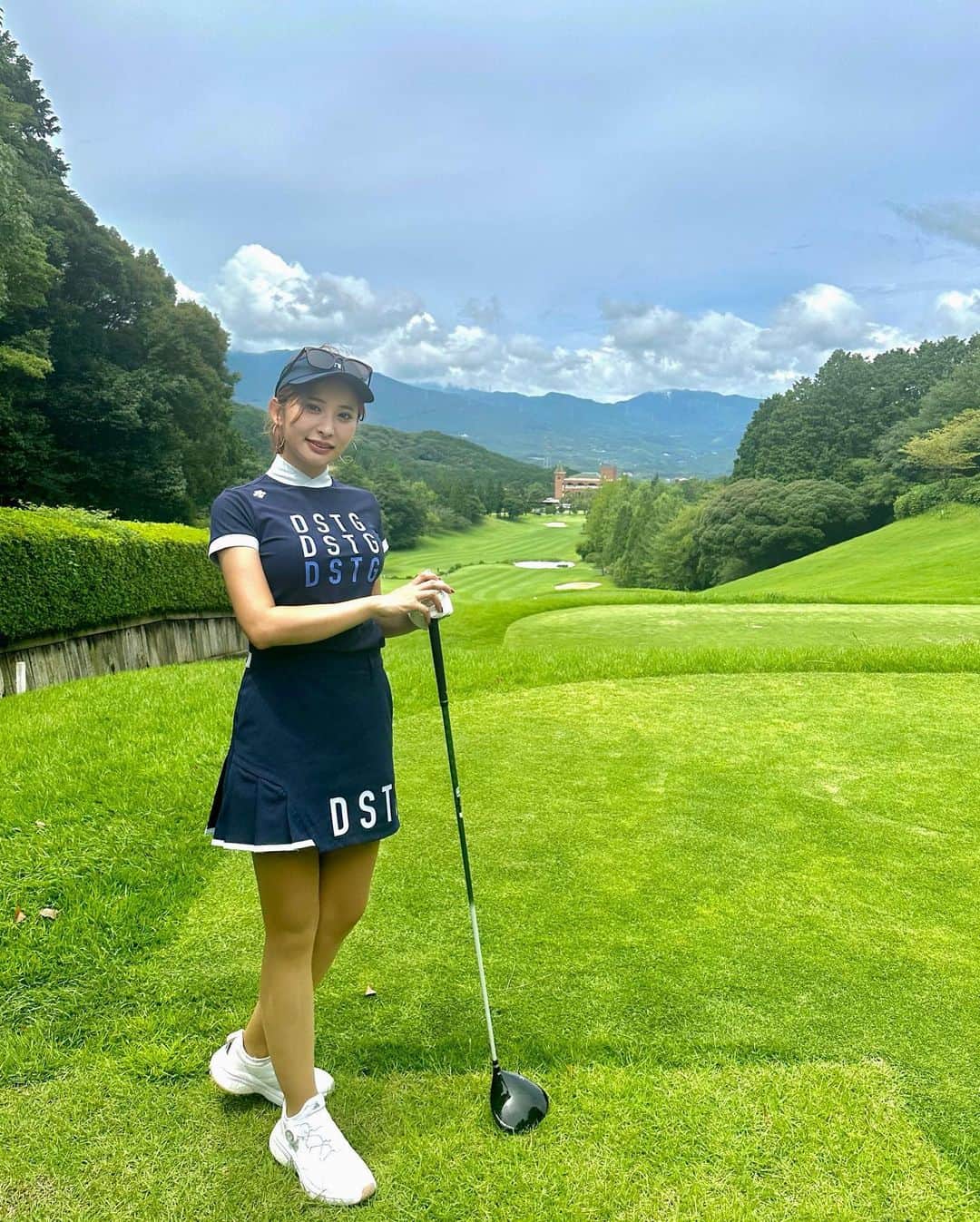 YUKAのインスタグラム：「💙💙 v字の襟が可愛い☺️🫶✨✨ @descentegolf.jp   最終ホール✨暑さとアップダウンの激しさに負けそうになりながらも...楽しかった☺️🌈✨✨  #golf#golfwear#golfer#高尔夫球#デサント#デサントゴルフ#ゴルフウェア#福岡ゴルフ#ゴルフ#ゴルフ好き#ゴルフファッション#ゴルフ女子」