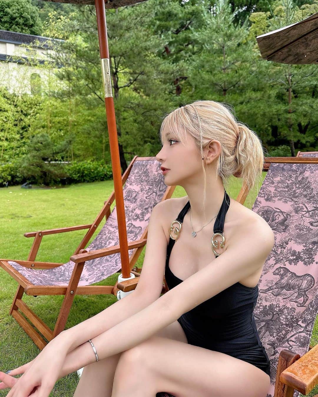 のインスタグラム：「私としたことが💫 せっかくのロケーションなんだからリビエラの水着を着て写真撮ればよかた😵☄️  夜のプロジェクションマッピングが幻想的で好き過ぎた🦄🦋🌌  dior様素敵なひと時をありがとうございました✨✨  #京都 #rokukyoto  #dioriviera  #ディオール  #受注会  #アフタヌーンティー  #afternoontea  #dior #サンダル #ビーチ #リゾートファッション  #summer #夏 #東京 #写真 #instagram  #ファッション#fashion #shopping #ootd #娘 #女の子 #天真爛漫  #水着 #プール」
