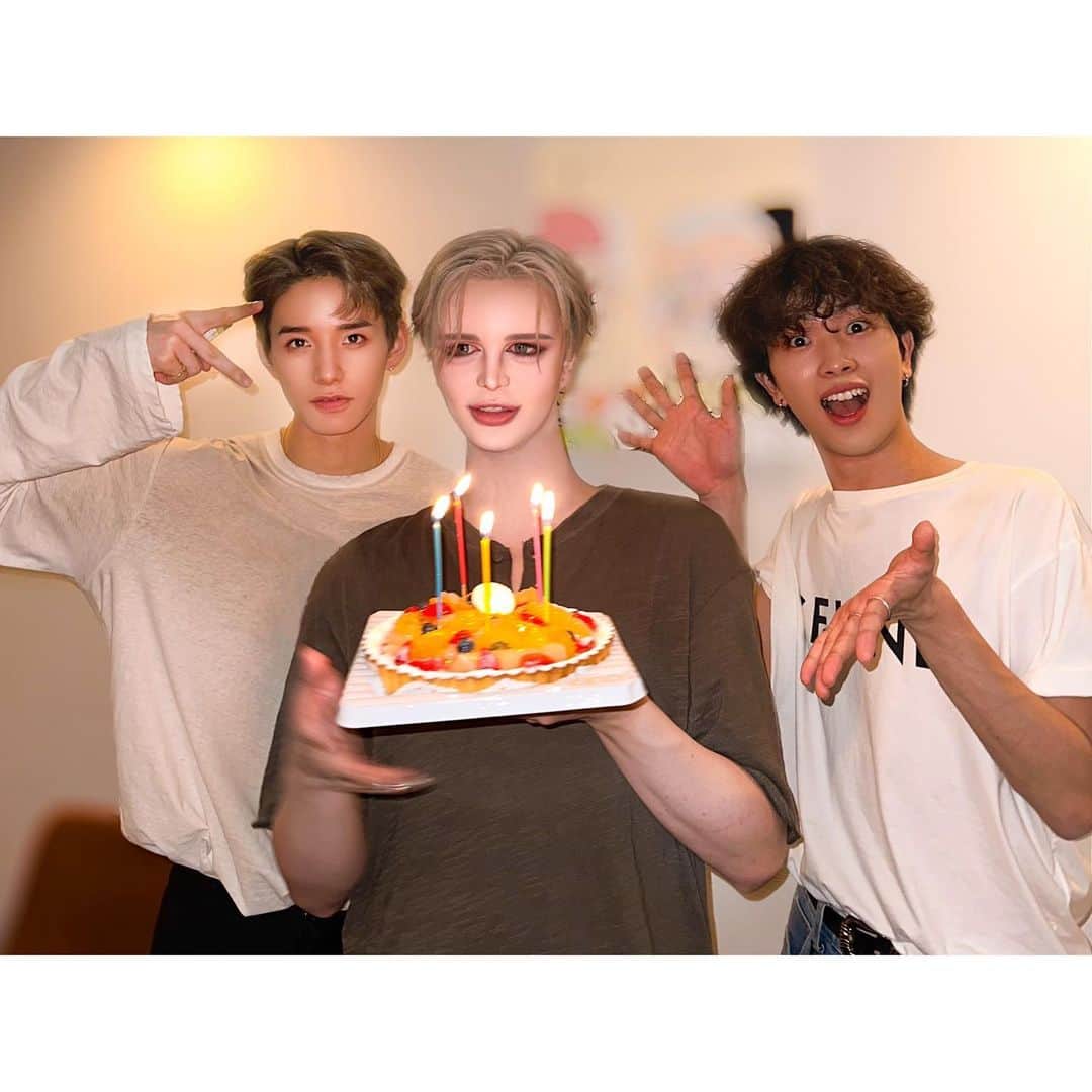 のインスタグラム：「・ けーご&ひかりに お祝いしてもらた😆💓 ありがと🤍 楽しい夜でした🌙lysm❤︎°°° またすぐにね🌹」