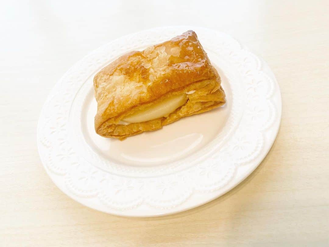秋波愛さんのインスタグラム写真 - (秋波愛Instagram)「✿.*  🍑PEACH MANIA( @peachmania.pie )🍑  名駅のサンロード地下街にある PEACH MANIAさん🍑💕  果物の中で白桃が1番すき🤤💓  ピーチピーチという ピーチパイを頂きました🍑🥧  普通のパイよりホロホロと ほぐれるような食感と バターの豊かな風味に  表面はカラメリゼでパリッとしていて 中はクリームと大きめの桃が入っていて とっっっても美味しい🥺💕  また買いに行こ🤤💭🍑  PR @peachmania.pie #ピーチパイ #名駅テイクアウト #桃スイーツ #名駅グルメ #ピーチマニア #手土産スイーツ #PEACHMANIA #名駅スイーツ」7月20日 19時33分 - akinamiai