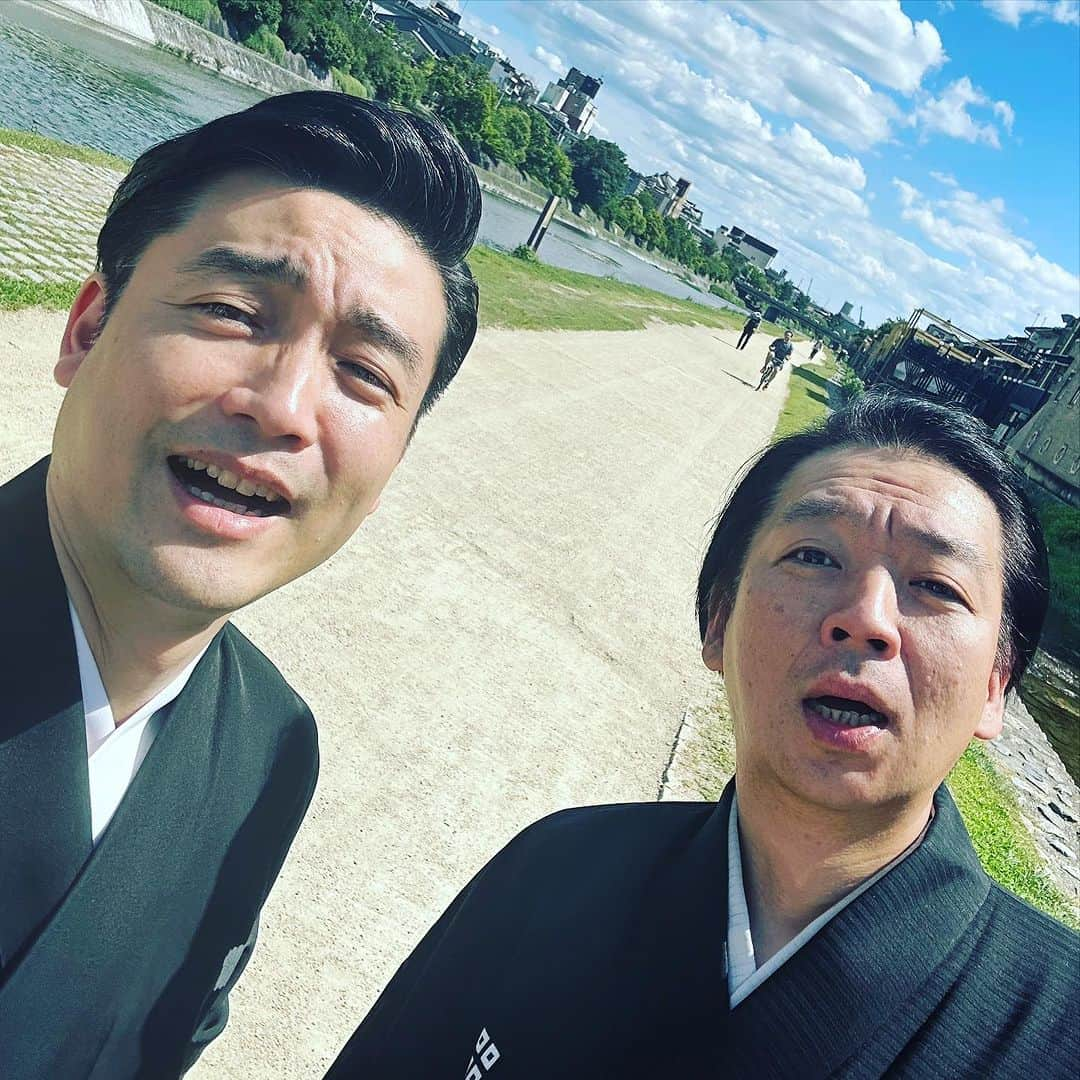 尾上菊之丞さんのインスタグラム写真 - (尾上菊之丞Instagram)「炎天下の京都鴨川河原。 　　　　今年の逸青会チラシ撮影！  《逸青会2023》 12月9日京都公演 12月16日東京公演  演目や出演者など詳細は8月末に発表します！ さあ今年はどんな作品になるか、我々も今から楽しみです！  #逸青会 #茂山逸平 #尾上菊之丞 #京都 #先斗町 #鴨川 #セルリアンタワー能楽堂 #金剛能楽堂 #日本舞踊 #狂言」7月20日 19時33分 - kikunojoonoe3