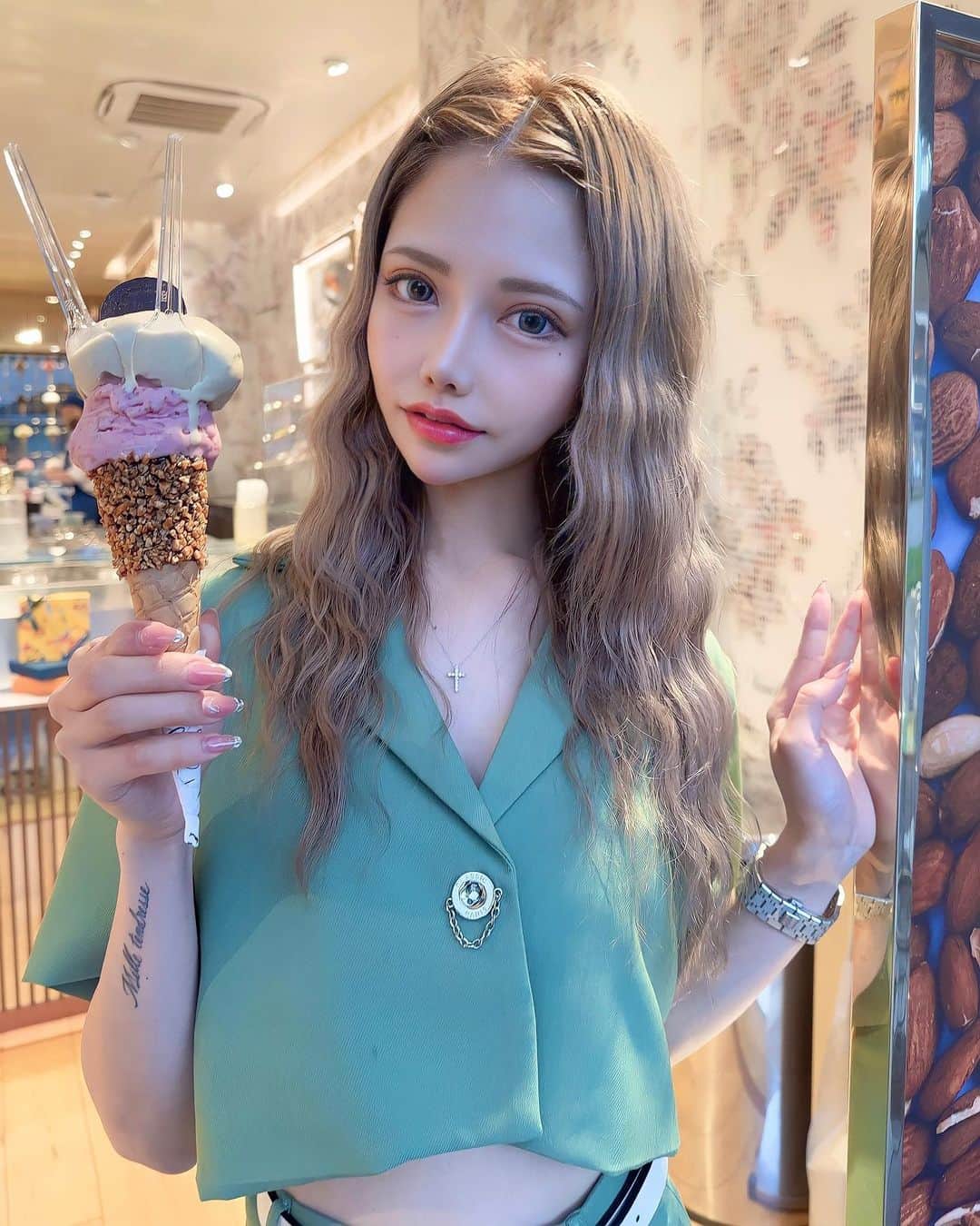 のインスタグラム：「‬ ‪‪❤︎‬ 初めてのグリーンカラー🕊‪💚  アイスもピスタチオにしたんだけど わかんないな〜笑  かわいい服はテンション上がる😍  #darich  #ダーリッチ  #153cmコーデ  #低身長ファッション」