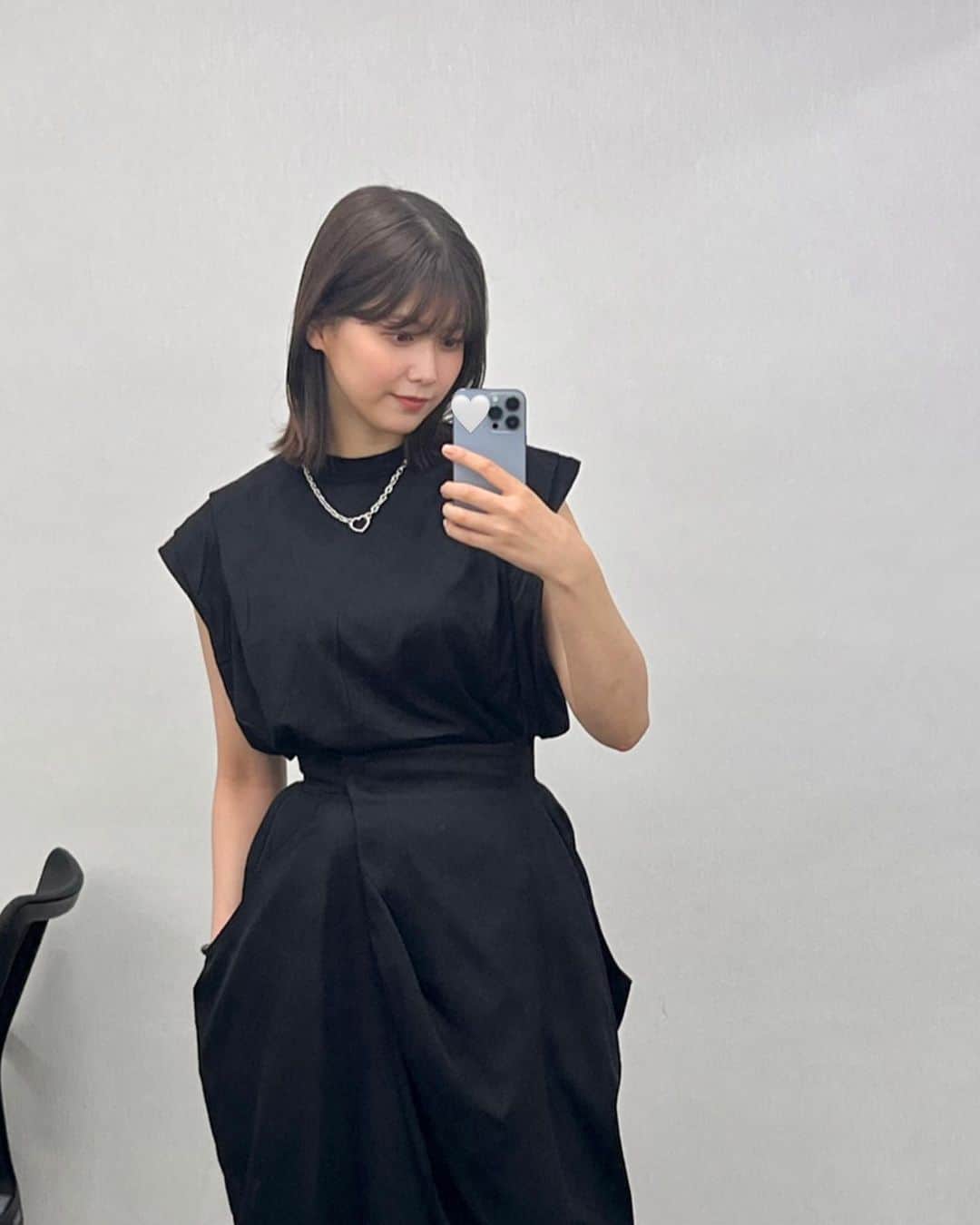 渡邉理佐のインスタグラム：「🖤👀」