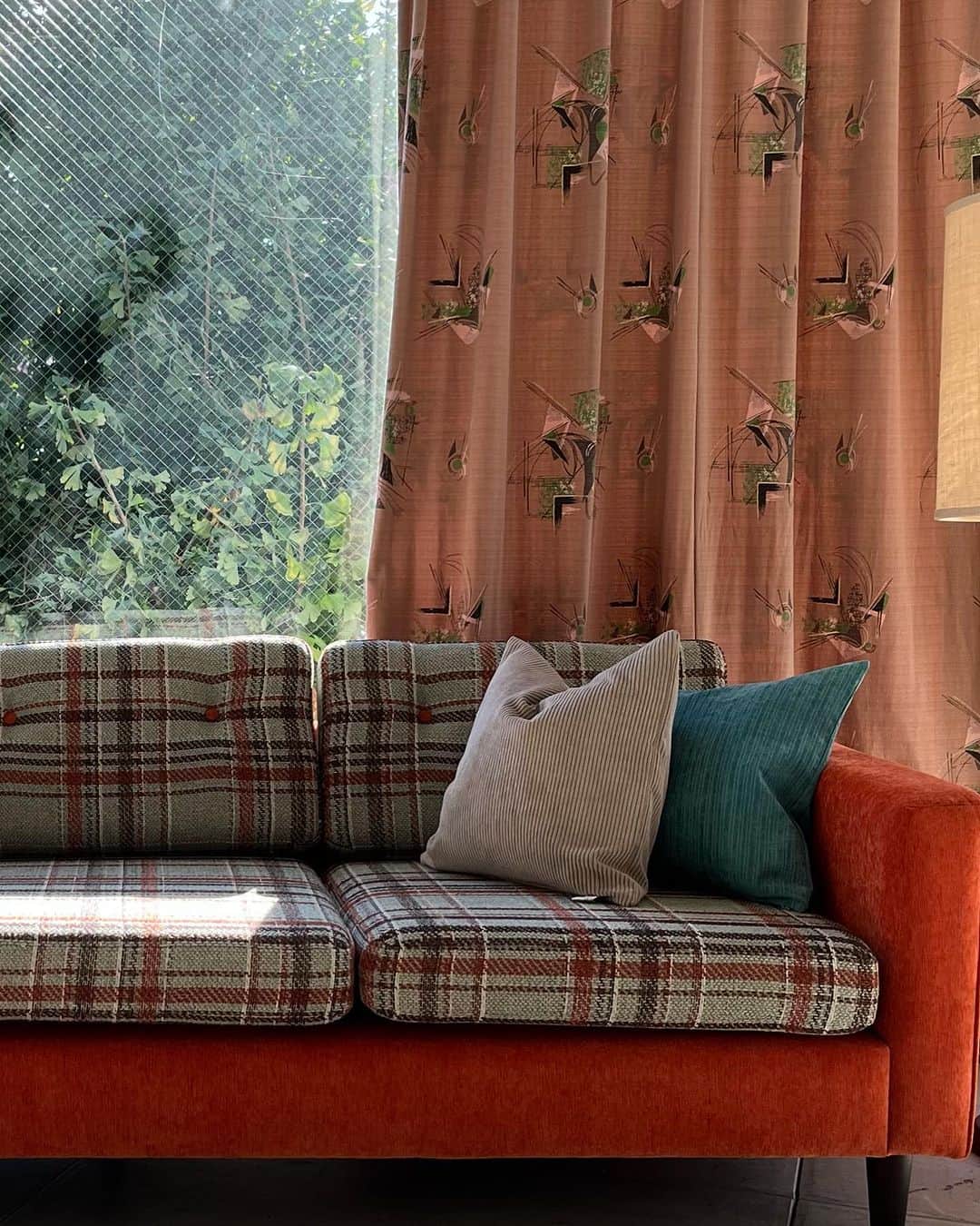 のインスタグラム：「-Order Curtains-  ACME Furniture ではオーダーカーテンを取り扱っております。  お部屋の中で大きく面を使うカーテンはインテリアの印象をガラリと変える重要なアイテムのひとつです。  ヴィンテージテイストのお部屋にはもちろん、シンプルなお部屋にアクセントとして取り入れてみてはいかがでしょうか。  - - - - -  店頭ではもちろん、通販もできますので、気になる方はお問い合わせくださいませ。  Contact:ACME Furniture MEGURO St. TEL:03-5720-1071 Email:acme-jsf@acme.co.jp  #acmefurniture #vintagefurniture #curtains」