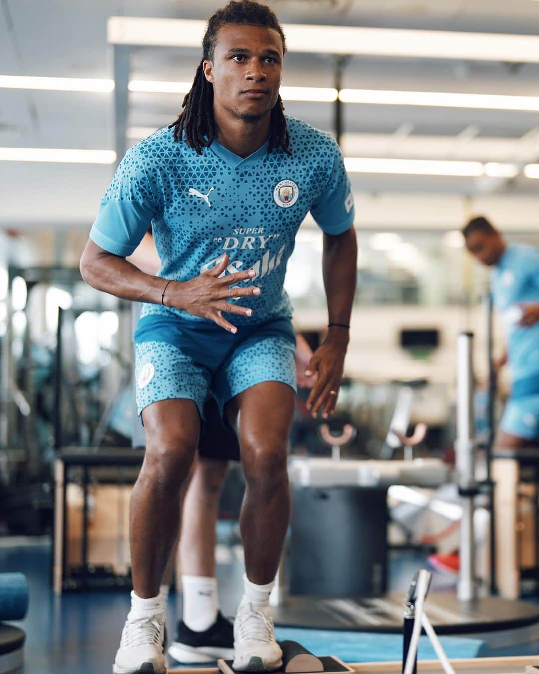 ナタン・アケのインスタグラム：「Back to it 💪🏽 @mancity」