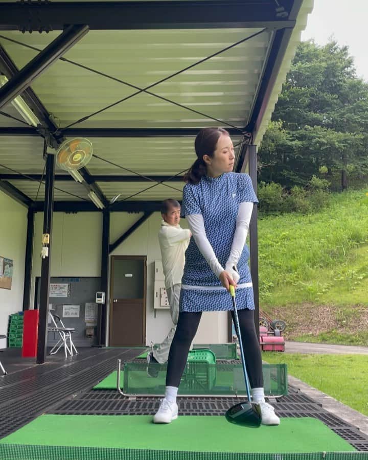 佐藤のぞみのインスタグラム：「今日の仙台は涼しかったからレッスン終わって少し自分の練習⛳️  そろそろ逆子が治らないといけないのにまだ逆子🙃😕😱  #ゴルフの練習 #マタニティ」