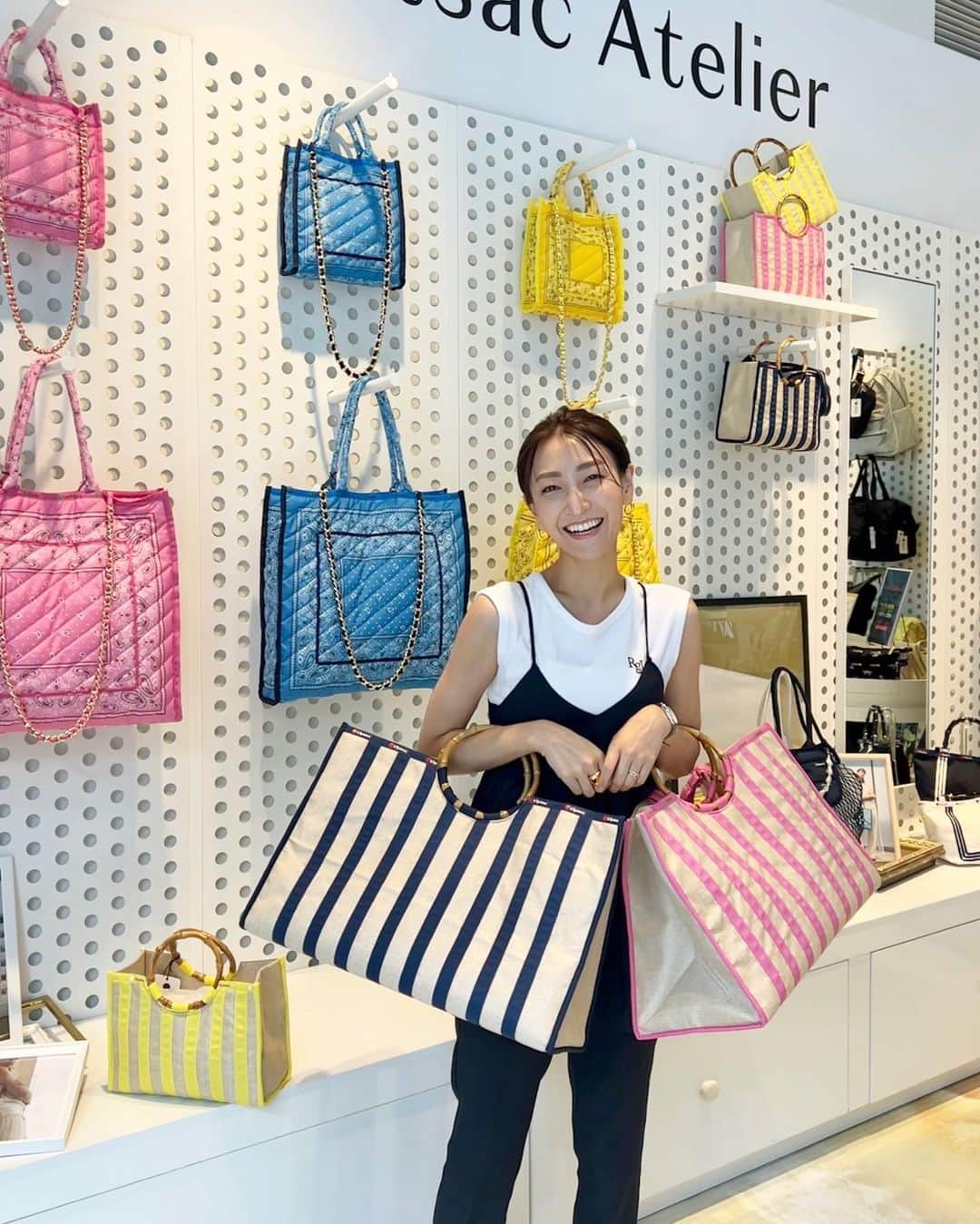 金子麻貴のインスタグラム：「@lesportsacjapan から誕生したNYと東京が共同企画したレスポートサックアトリエのコレクションが夏らしくて可愛かった🏖️  ビーチや旅行にも映えるデザインはもちろん、軽量で持ちやすいレスポらしい機能面もバッチリ！！  ビーチパラソルのようなストライプはラフィア風の素材で汚れてもケアしやすそうだからビーチにも持っていける✨  表参道フラッグシップストアで8/1までショップインショップ開催中なのでお近くの方は是非🩷夏のお出かけオススメです！  #レスポートサック#lesportsac #レスポートサックアトリエ #lesportsacatelier#旅行バッグ#夏バッグ#トートバッグ#夏コーデ」