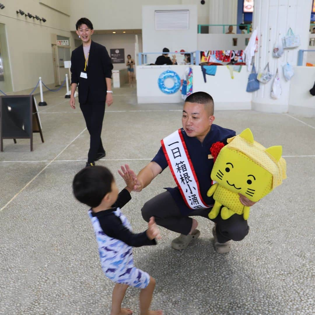 箱根小涌園 ユネッサンさんのインスタグラム写真 - (箱根小涌園 ユネッサンInstagram)「7/12（水）チョコレートプラネットの松尾さんが 1日箱根小涌園支配人に就任して下さいました！  ユネッサンの新流れるプールでお決まりポーズ 「どんだけ～～～」  お越しいただきありがとうございました！  #箱根ホテル小涌園 #箱根小涌園 #小涌園 #箱根 #温泉 #再始動 #hakonehotelkowakien #hakone #kowakien #restart #新規開業ホテル #子供連れ旅行 #子連れ旅行 #ユネッサン#藤田観光 #新規オープン　#箱根旅行　#夏休み旅行　#松尾駿　#チョコレートプラネット #チョコプラ松尾　＃ファミリー」7月20日 19時35分 - yunessun_hakone