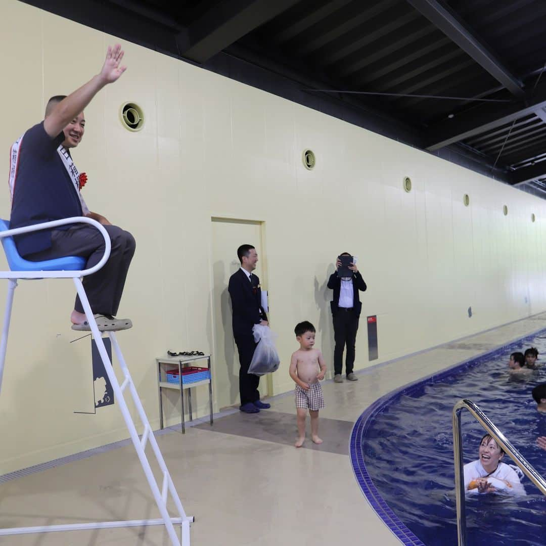 箱根小涌園 ユネッサンさんのインスタグラム写真 - (箱根小涌園 ユネッサンInstagram)「7/12（水）チョコレートプラネットの松尾さんが 1日箱根小涌園支配人に就任して下さいました！  ユネッサンの新流れるプールでお決まりポーズ 「どんだけ～～～」  お越しいただきありがとうございました！  #箱根ホテル小涌園 #箱根小涌園 #小涌園 #箱根 #温泉 #再始動 #hakonehotelkowakien #hakone #kowakien #restart #新規開業ホテル #子供連れ旅行 #子連れ旅行 #ユネッサン#藤田観光 #新規オープン　#箱根旅行　#夏休み旅行　#松尾駿　#チョコレートプラネット #チョコプラ松尾　＃ファミリー」7月20日 19時35分 - yunessun_hakone