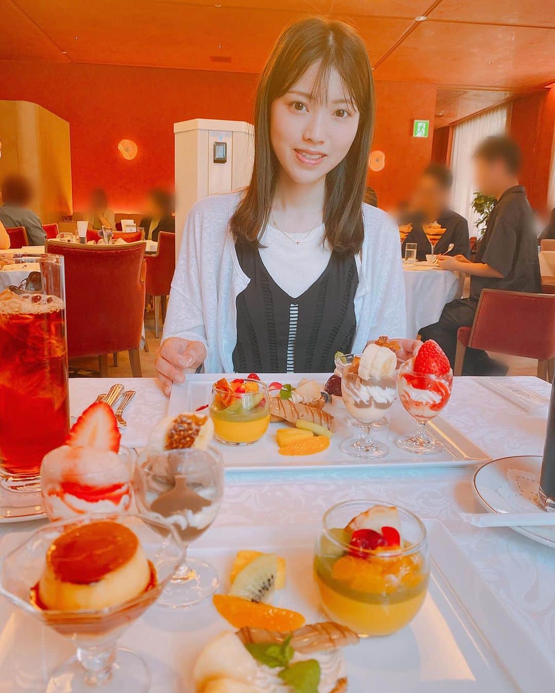 石原夏織のインスタグラム：「先日お母さんと食べたデザート🤍  お父さんには内緒だよってお母さん言ってたけど、翌日家族LINEに写真載せちゃってすぐばれてた🤣🤣  お父さんは羨ましそうにしてたよ😂✨  #石原夏織 #デザート」