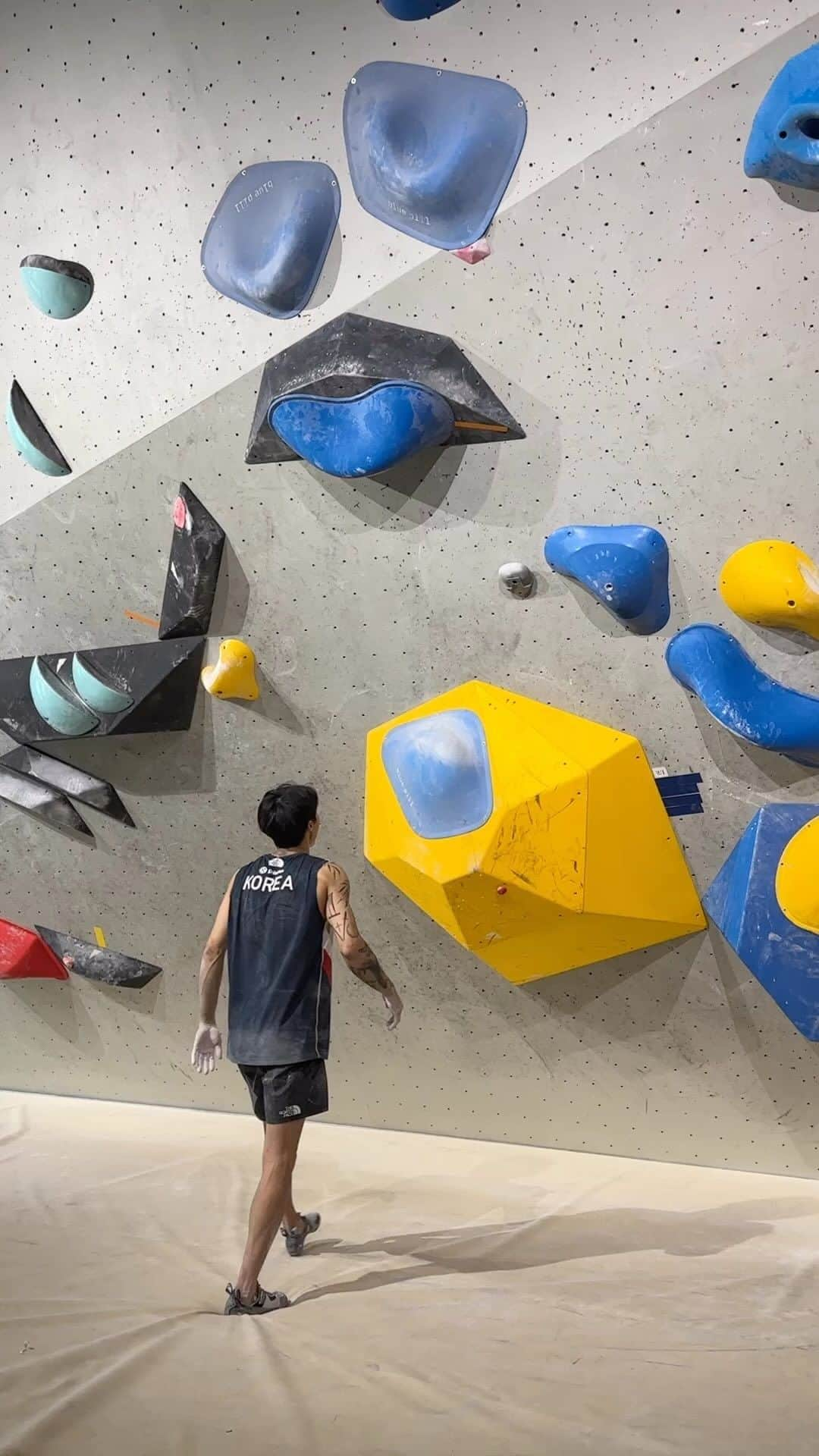 チョン・ジョンウォンのインスタグラム：「Team korea training day   @theclimb_ilsan  🛠️ @sungjae_setting @chaeseongjoon @eom_sseong @oakdh98 🙏  @thenorthface_kr @scarpaspa」