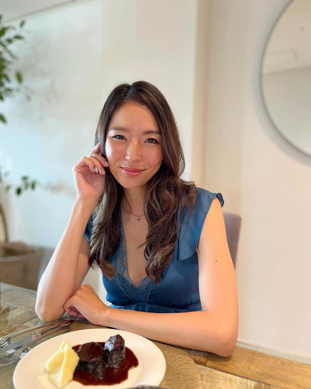 福田萌子のインスタグラム：「10分でお家レストラン🏠🍽️💓 ミシュラン三つ星のレストランを運営するCITABRIA（サイタブリア）さんが開発したお食事セットが、冷凍食品の概念を覆すほど美味しい✨ ゆっくりと時間をかけて冷凍できる最新の機械を使っているらしく、解凍した真空パックを開けると生姜や胡麻の風味が広がり、レストランで今作られた味わいなのです🌿 お料理によって湯煎解凍か流水解凍か説明書に明記されていますが、どちらもたったの10分😳 びっくりするほど簡単です❗️  そして、沢山のアスリートをサポートしている森永製菓inトレーニングラボの栄養士さんが監修をしているので、栄養バランスとカロリーがしっかりと計算されています✨ もともと練習や試合で心も身体も酷使しているスポーツのアスリートにとって、パフォーマンスを発揮する大切な食事をより楽しんで欲しいという想いでつくられたそうですが、私達はみんな自身の人生を生きるアスリート😊 必要な栄養をとり、美味しく食べて幸せを感じ、そして心も身体もリカバリーする🌱 お料理が苦手な方や育児で忙しい方も、たったの10分でお家ご飯の時間が豊かになりますね🤲🏻  私が調理した牛頰肉の赤ワイン煮込み以外にも全10種類のお食事があるので【ONKIT】で調べてみてくださいね✨  #ONKIT #CITABRIA #onkit_athlete #森永製菓inトレーニングラボ」