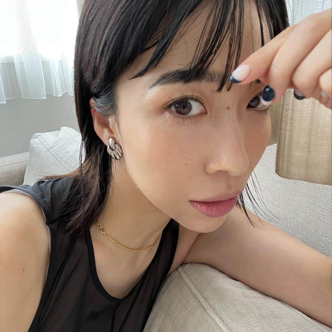 山内一世のインスタグラム：「@celvoke.jp  阪急うめだ本店にて開催中の Celvoke 23AW makeup collectionへ🍂  今回イベント限定で発売されたアイシャドウパレットの限定色【EX05】を使って店頭でタッチアップしてもらい、 薄れていたメイク意欲がふつふつと🖤🦦 自然に奥行きが出せてピンクの発色が何ともかわいい色合いに 一目惚れ。(即決🫶  他には、目尻に 【イラボレート ジェル アイライナー02 グレー】に、 下睫毛に埋めるように 【イラボレート ジェル アイライナー03 トープ】を使用。 さり気なくしっかり目の輪郭も出してくれる この裏技はタッチアップ時に習得💪笑  リップは【08アイリス】を使用。 これまた青みがかったパープルピンクが新しくて斬新で、 かわいい！♡ AWのジャケットと合わせたいなあと思いを馳せて😌  自分に合った方法で取り入れやすい絶妙な発色と質感が 必ず見つかるCelvokeは流石だなあと改めて。✨  POPUPは阪急うめだ本店 2F コトコトステージ 7/25までです✔︎ #Celvoke#セルヴォーク#秋コスメ2023 #秋メイク」
