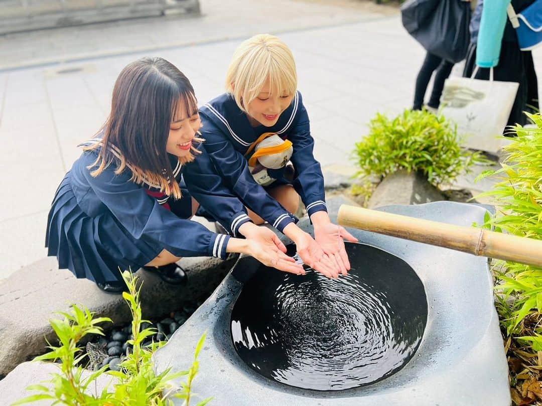 西山野園美さんのインスタグラム写真 - (西山野園美Instagram)「××  京都でコナン聖地巡礼🍵  平次と和葉と同じ空気を吸う為にセーラー服で京都へ行って参りました。(怖)  平然とした面構えをしておりますが、こちら、東京から着用しているところがポイントです。 まあ修学旅行なんで？当たり前といえば当たり前ですが？？？？(強靭な精神)  こんなような事10年後もやってるんでしょうか。やっててほしいです。  清水寺の新一と蘭ちゃんを真似っこした写真も撮ったりした🫶  人生初めての人力車めちゃくちゃよかったな……本当によかった……あんなに快適な聖地巡礼は味わった事が無かったので衝撃的でした。  お兄さんがとにかく有能で、お洒落な写真沢山撮ってくれたし、仕事の為にコナンの聖地を作品で履修してちゃんと解説してくれるし、阿笠博士並になぞなぞ出してくるしちゃんと歴史も教えてくれる。まさにプロフェッショナル仕事の流儀を味わった。筋肉も光ってた。  最高の！京都旅行でした！ こころちゃん！！！！ありがとう！！！！！！  × × ×  #京都 #京都観光 #京都コナン聖地巡り #コナン聖地巡礼 #聖地巡礼 #美容水 #清水寺 #人力車 #人力車えびす屋 #制服」7月20日 19時45分 - nozoccho