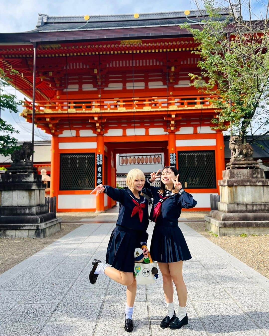 西山野園美さんのインスタグラム写真 - (西山野園美Instagram)「××  京都でコナン聖地巡礼🍵  平次と和葉と同じ空気を吸う為にセーラー服で京都へ行って参りました。(怖)  平然とした面構えをしておりますが、こちら、東京から着用しているところがポイントです。 まあ修学旅行なんで？当たり前といえば当たり前ですが？？？？(強靭な精神)  こんなような事10年後もやってるんでしょうか。やっててほしいです。  清水寺の新一と蘭ちゃんを真似っこした写真も撮ったりした🫶  人生初めての人力車めちゃくちゃよかったな……本当によかった……あんなに快適な聖地巡礼は味わった事が無かったので衝撃的でした。  お兄さんがとにかく有能で、お洒落な写真沢山撮ってくれたし、仕事の為にコナンの聖地を作品で履修してちゃんと解説してくれるし、阿笠博士並になぞなぞ出してくるしちゃんと歴史も教えてくれる。まさにプロフェッショナル仕事の流儀を味わった。筋肉も光ってた。  最高の！京都旅行でした！ こころちゃん！！！！ありがとう！！！！！！  × × ×  #京都 #京都観光 #京都コナン聖地巡り #コナン聖地巡礼 #聖地巡礼 #美容水 #清水寺 #人力車 #人力車えびす屋 #制服」7月20日 19時45分 - nozoccho
