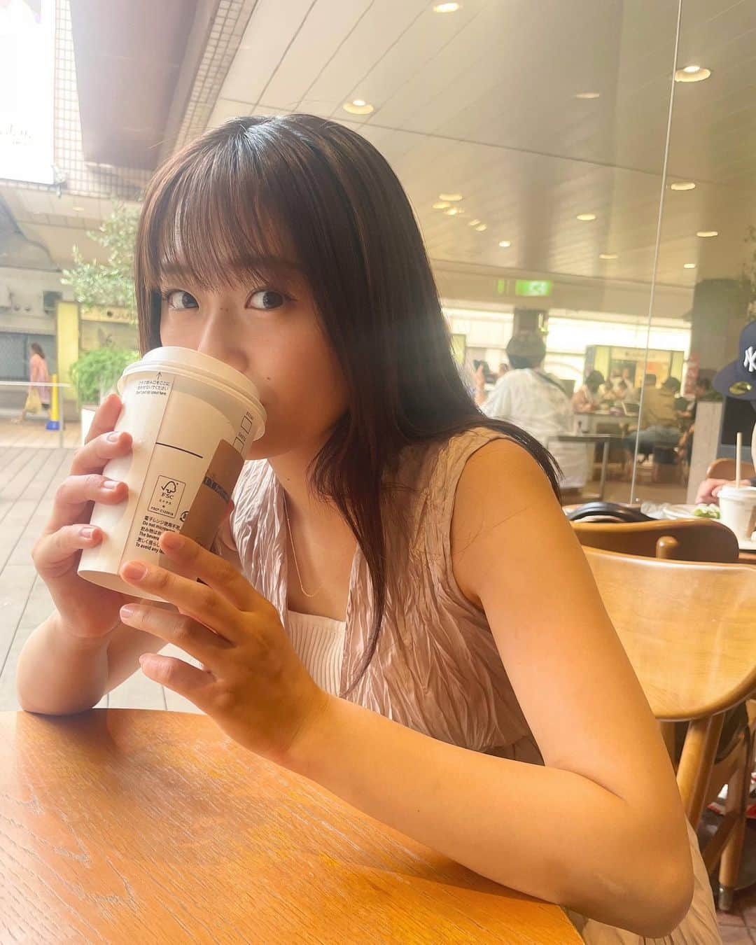 橋本乃依のインスタグラム：「☺︎ チャイティーラテ飲んで、少し大人気分の橋本です でもやっぱりあっまーいフラペチーノが飲みたくなりました🍬  新作気になる、、🍑 飲んだ人、美味しかったー？？  #starbucks #Tokyo #Tokyocafe #japan #cafe #cafes #coffeesand #cafelatte #カフェ #カフェ巡り #おしゃれカフェ #ラテ #カフェラテ #ラテアート#コーヒースタンド #都内カフェ #東京カフェ #テイクアウト #のいカフェさんぽ」