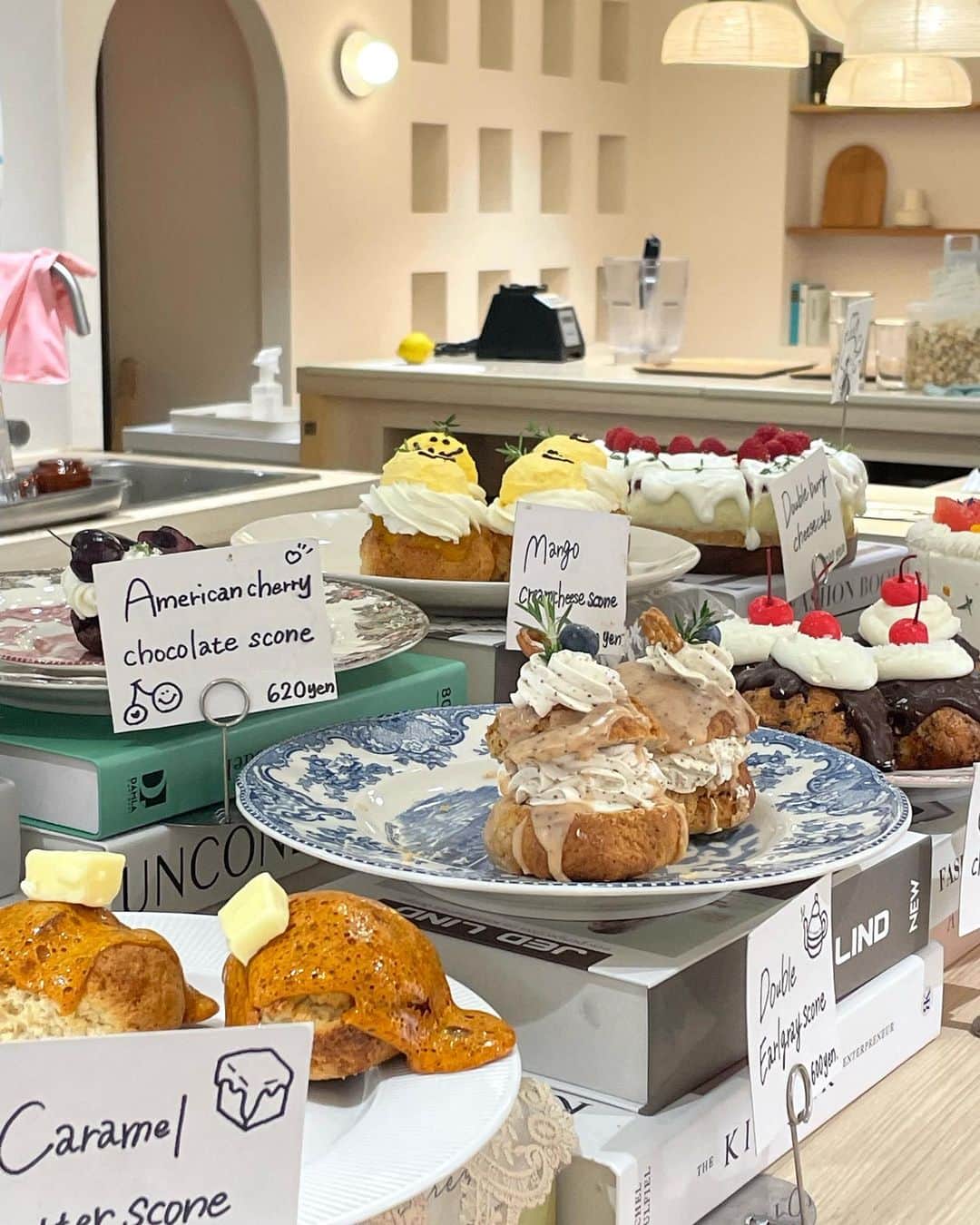 のインスタグラム：「ㅤㅤㅤㅤㅤㅤㅤㅤㅤㅤㅤㅤㅤ かわいいケーキがたくさん…🍰🤍」