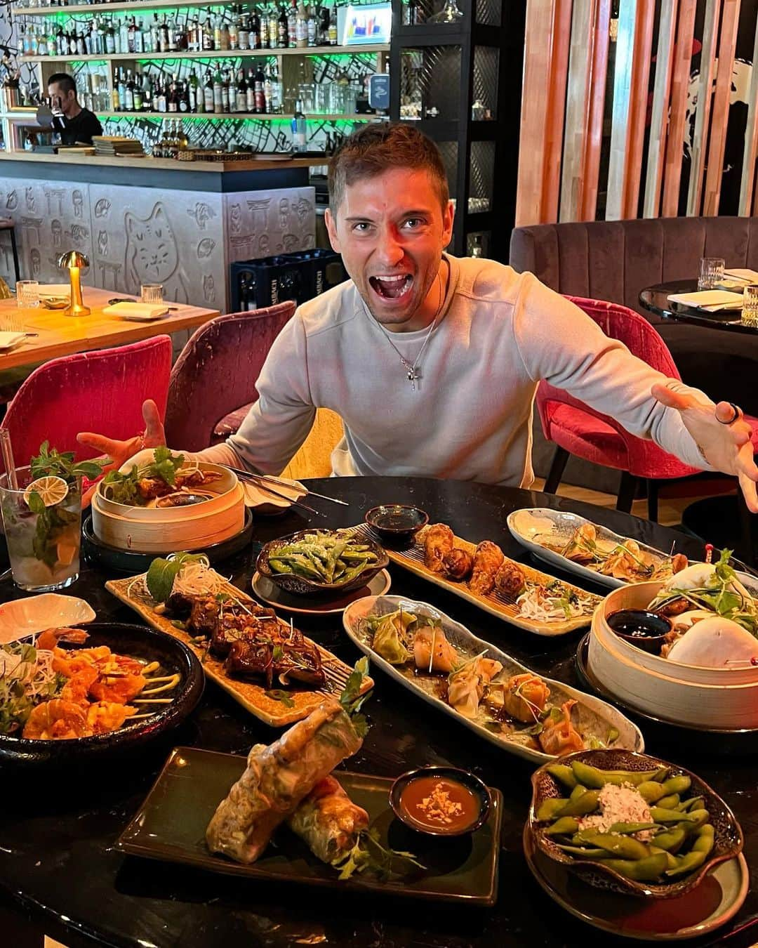 モリッツ・ライトナーのインスタグラム：「Ready for the weekend ? Love Asian food? #foodaction 😋 place @jiro.restaurant for #asianfood #fusionkitchen #munich #taste #yummy #enjoy #goodtimes #münchen #foodies #instafood pictures are speaking 😜😋🤩」