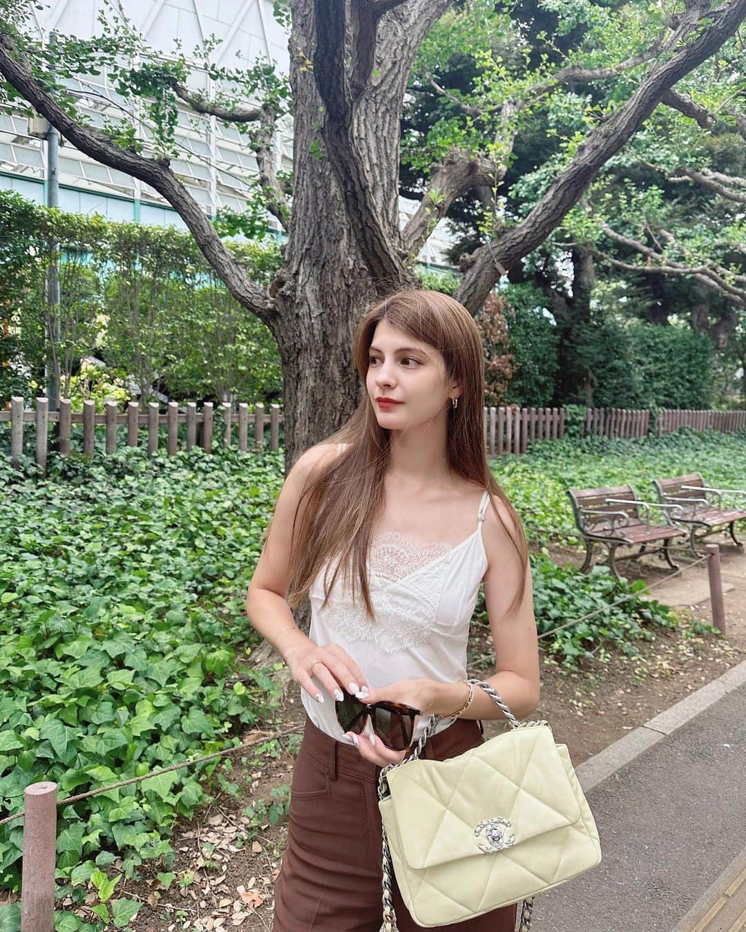 マギーのインスタグラム：「🧸🤎💛🤎 今日は久しぶりにピーチジョンに遊びに行ったので、ランジェリーを意識したお洋服🫶」