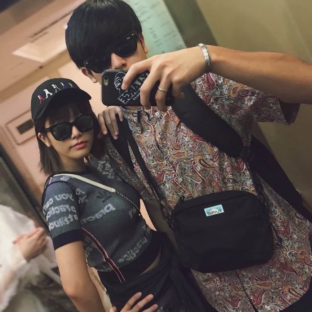 のインスタグラム：「弟との2ショット写真を発見した。 6年前。 台湾旅行かしら。  帽子もサングラスも無くしたし、 服は太って入らなくなって誰かにあげたよ。  カバンは記憶にもない。  6年って…すっごいなぁ。  ところでなんでこんなキメキメなん」