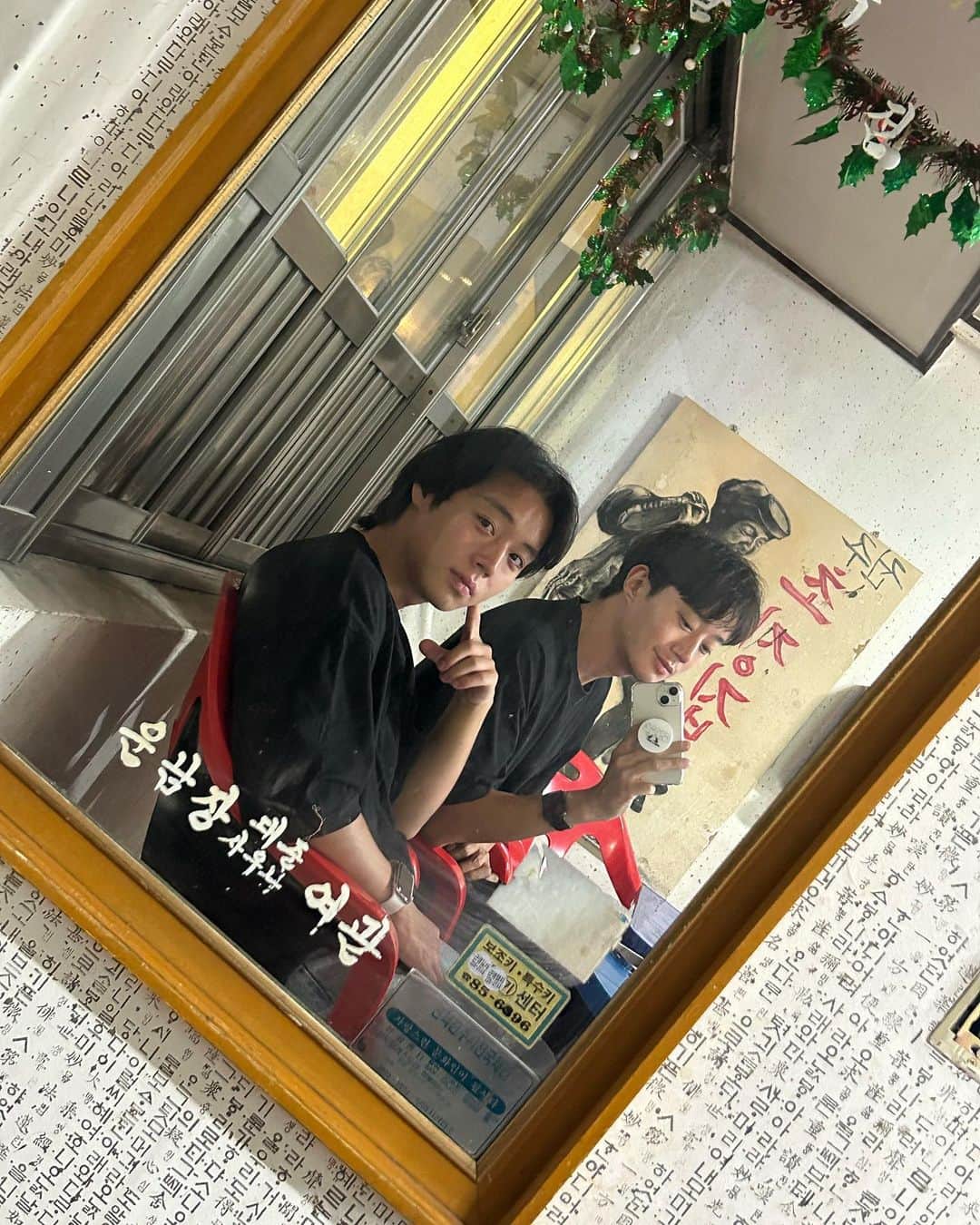 ハン・ジェソクのインスタグラム：「@0529.jihoon.ig   지훈아~ 청룡시리즈어워즈  ‘신인남우상’ 너무 축하한다!👏🏼😆  이번 작품도 화이팅 해보자👍🏼👍🏼🔥🔥」
