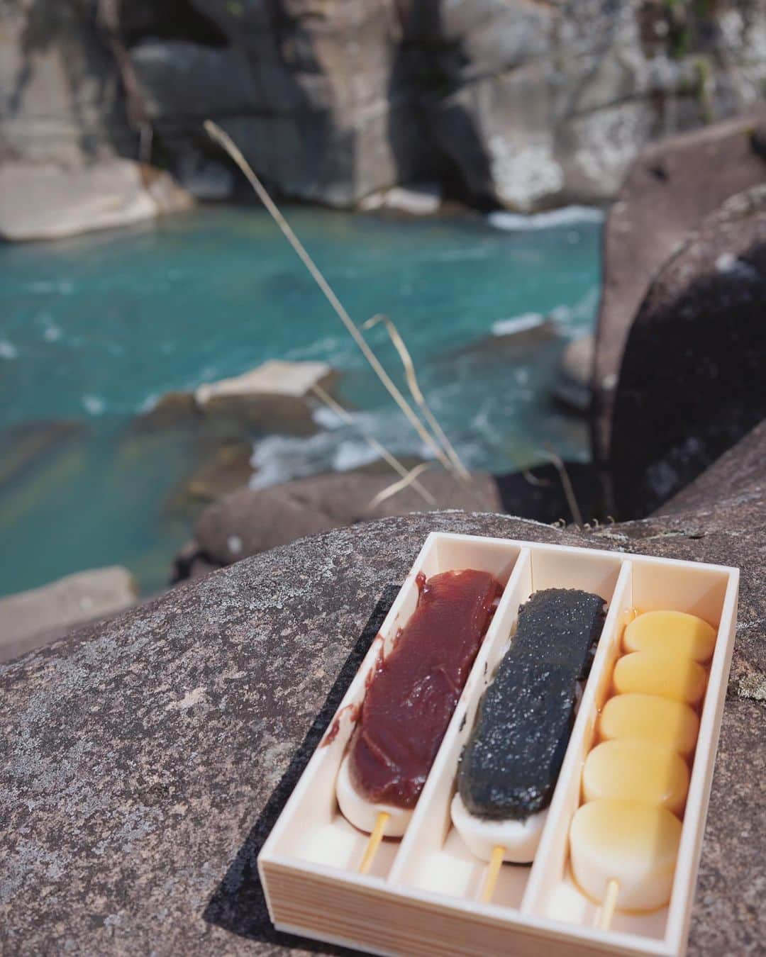 茉莉さんのインスタグラム写真 - (茉莉Instagram)「💙🌿✨ . . 美しさに大感動…✨！ 岩手県の『厳美渓』🌿 リールも投稿したけど、 こちらは写真編✌️💕 . . 栗駒山の噴火🌋により堆積した岩が 数万年もの年月をかけて水流に削られ、 現在のような自然なアートが完成したんだそう… 戦国大名、伊達政宗もその美しさを賞賛して 度々訪れたと伝えられています☺️ . . 私が訪れた時間は午前の8:30頃！ 天気も良く、朝だからこそ更に透き通って見えたのかな？😆 是非ぜひ！岩手県のおすすめスポットです💛 . . #女一人旅#岩手観光 #厳美渓 #郭公だんご #団子屋 #岩手旅#岩手旅行#女ひとり#犬連れ旅#バンライフ#車中泊#デリカd5がある生活 #日本一周#東北一周#車旅#国の名勝#天然記念物#渓谷#空飛ぶ団子」7月20日 19時50分 - mari._xx