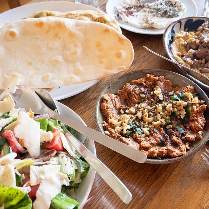 のインスタグラム：「【シリアの料理は、おいしい。】 シリア料理のレシピ集『スマック』著者の アナス・アタッシさん、 同書の日本語版を刊行した翻訳家で 編集者の佐藤澄子さんと、 シリアの料理を食べながら、話しました。  シリアという国のこと、 シリアの人びとのこと。 料理がつなぐもの、料理が感じさせるもの。 食べる前に抱いていたシリアのイメージが、 変わりました。  おいしさが伝わってくる写真とともに 連載をおたのしみください。 @hobonichi1101 やストーリーのリンクからご覧いただけます。 https://www.1101.com/n/s/sumiko_sato  #スマック #アナスアタッシ さん #佐藤澄子 さん #シリア #シリア料理 #インタビュー  #ほぼ日 #ほぼ日刊イトイ新聞  #ほぼ日のよみもの」