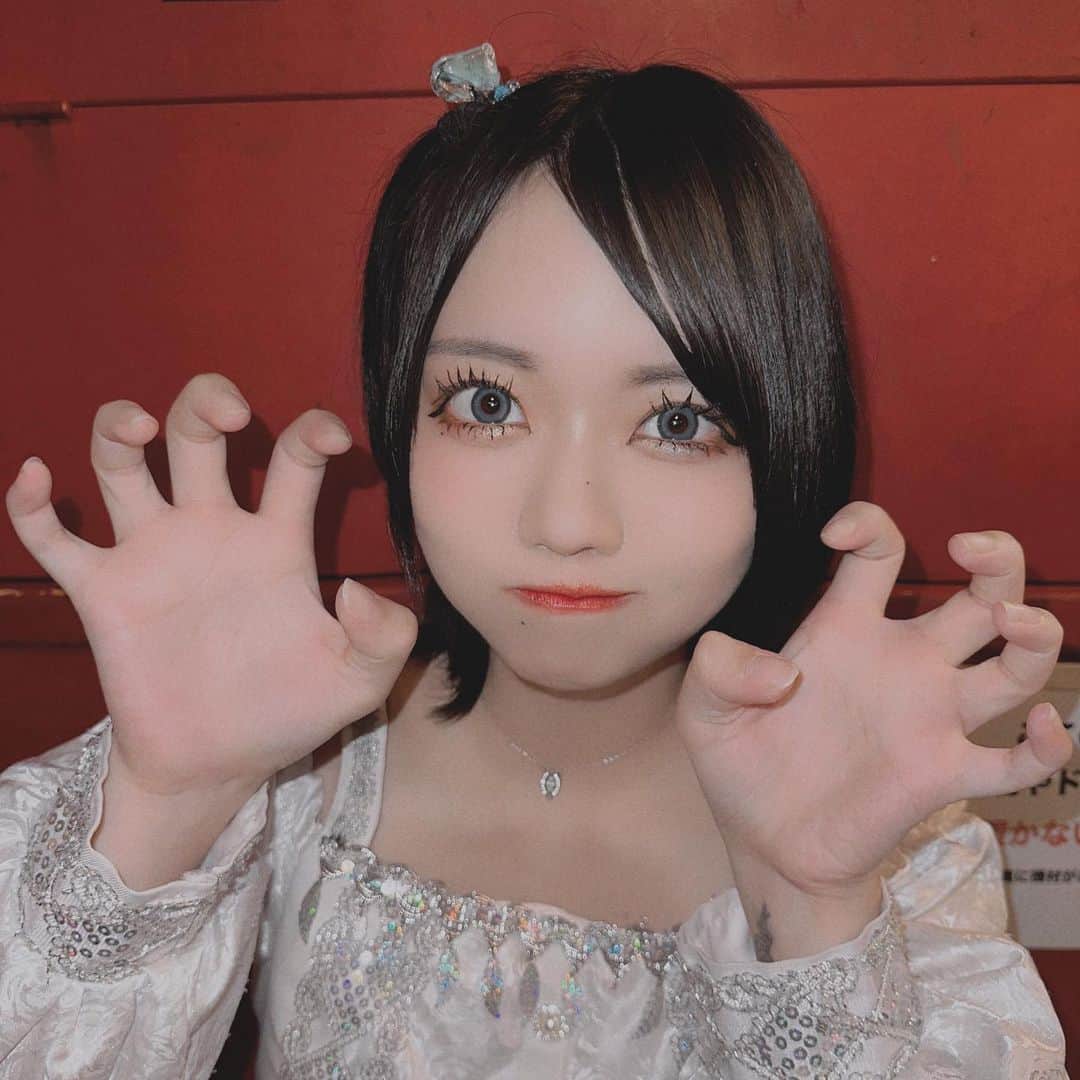 のインスタグラム：「甘噛みじゃ済まないぜよ」