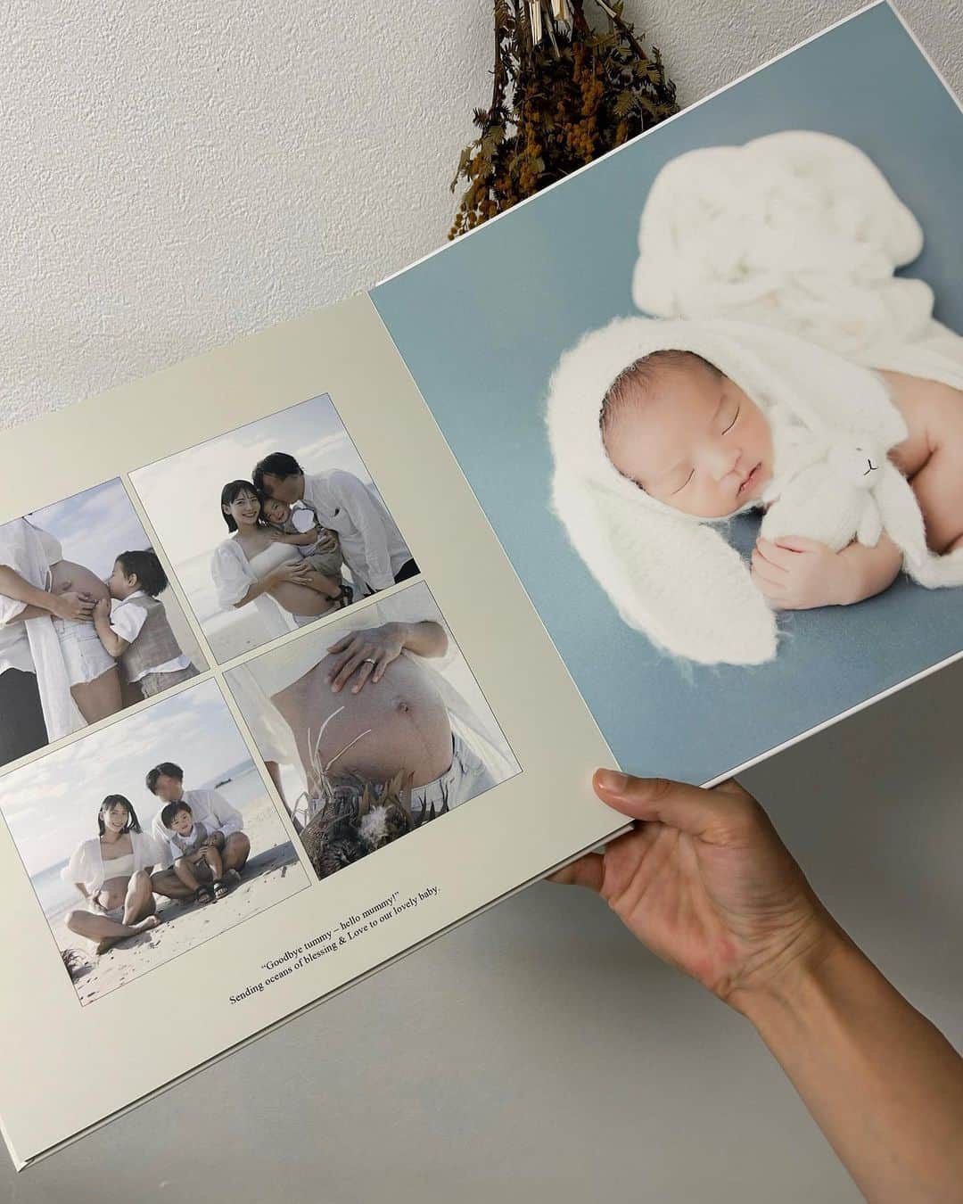 阪本智子さんのインスタグラム写真 - (阪本智子Instagram)「📙♡  かのあのエコーアルバムが完成しました🥹✨  あおはの時もお願いした @birth_designoffice さんで🙏💛  エコー写真は数年で消えてしまうので😭アルバムとして残すことは決めていたんですが、  今回はエコー写真だけじゃなく、マタニティフォトやニューボーンフォトも一緒に残したいなと思い、プレミアムアルバムにしました✨✨  この一冊に色んな思い出が詰め込まれてる🥹💛  7枚目 新生児の頃に撮影した等身大写真と比べると、成長スピードがすさまじいです😂(3120g→8000g)  8枚目 あおかのそれぞれのエコーアルバムを見てる写真がとってもかわいい🩷  #エコー写真 #エコーアルバム #2歳差兄弟 #2歳差育児 #兄弟ママ #阪本智子」7月20日 19時53分 - tomoko_sakamoto423