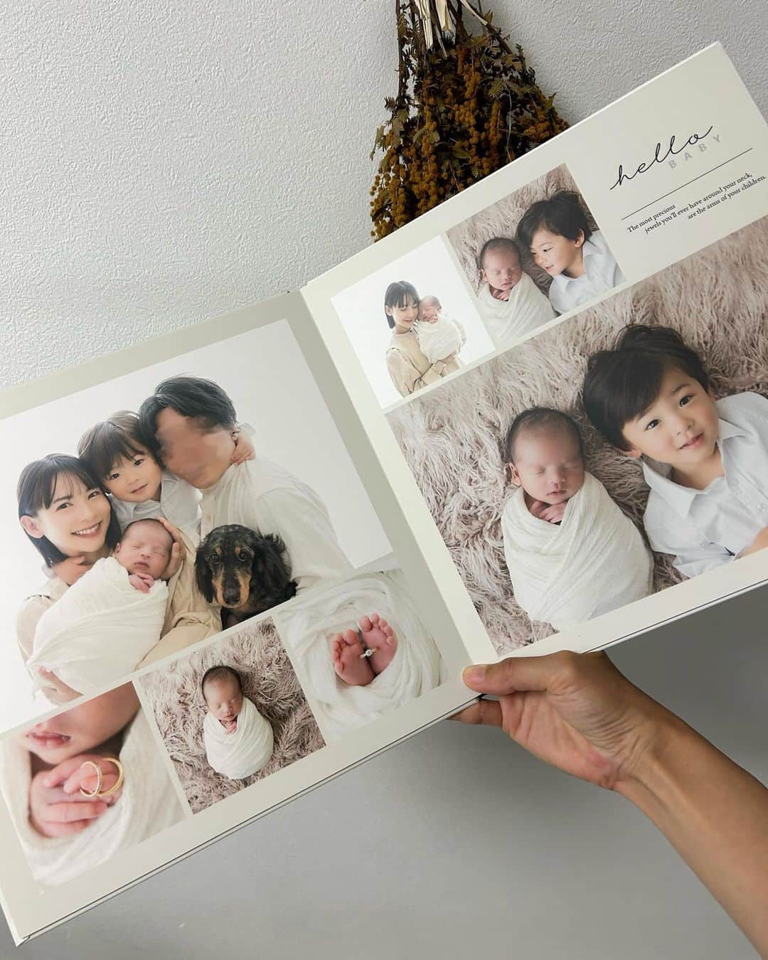 阪本智子さんのインスタグラム写真 - (阪本智子Instagram)「📙♡  かのあのエコーアルバムが完成しました🥹✨  あおはの時もお願いした @birth_designoffice さんで🙏💛  エコー写真は数年で消えてしまうので😭アルバムとして残すことは決めていたんですが、  今回はエコー写真だけじゃなく、マタニティフォトやニューボーンフォトも一緒に残したいなと思い、プレミアムアルバムにしました✨✨  この一冊に色んな思い出が詰め込まれてる🥹💛  7枚目 新生児の頃に撮影した等身大写真と比べると、成長スピードがすさまじいです😂(3120g→8000g)  8枚目 あおかのそれぞれのエコーアルバムを見てる写真がとってもかわいい🩷  #エコー写真 #エコーアルバム #2歳差兄弟 #2歳差育児 #兄弟ママ #阪本智子」7月20日 19時53分 - tomoko_sakamoto423