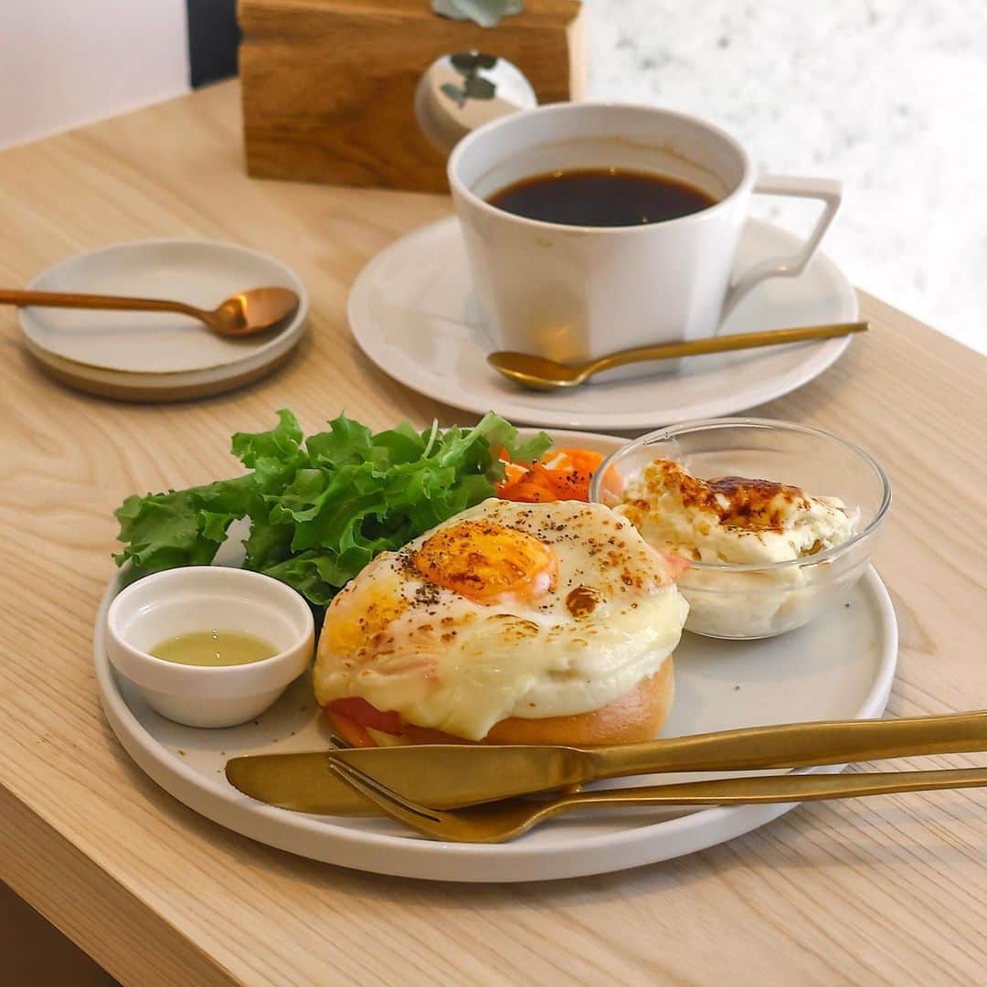のインスタグラム：「.  .  sh:rock coffee @shirockcoffee  朝から賑わうビルの2階。  朝メニューにラインナップしていた トースト、ではなく ベーグルで味わう クロックムッシュ。  卵トッピングでマダムに◎  店名:sh:rock coffee 住所:大阪市釣鐘町2-3-17  #shrockcoffee#ベーグル#大阪ベーグル #japanesefood#osakabreakfast#osakatrip」