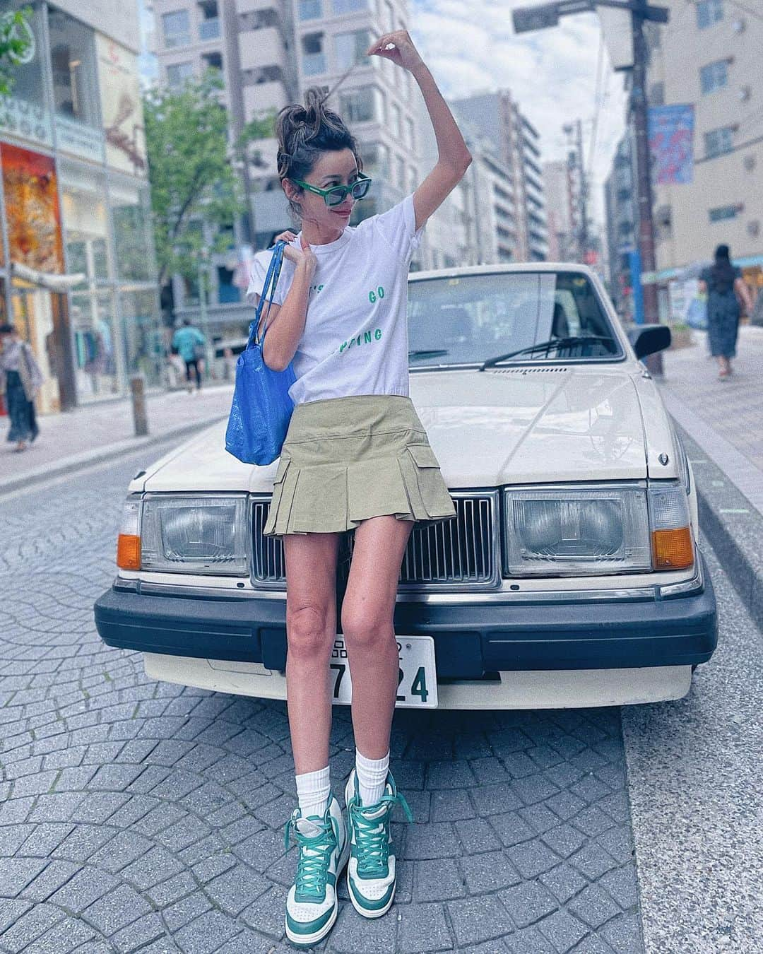 marikoさんのインスタグラム写真 - (marikoInstagram)「CLASSIC CAR 🇸🇪  VOLVO240(ボーンホワイト) 冷房もしっかり効くように 直してもらって絶好調👍🏾  クラシックカーやっぱりスキ🤍 スニーカーとサングラスとTシャツの プリントにグリーンを🟢  ・ ・ ・ #クラシックカー#volvo240#ボルボ240  #ヴィンテージカー#classiccar#ボルボ240エステート#愛車と私#スニーカーコーデ#ナイキスニーカー#nikesneakers#車好き女子#古い車#古い車が好き」7月20日 19時53分 - mariiko_re