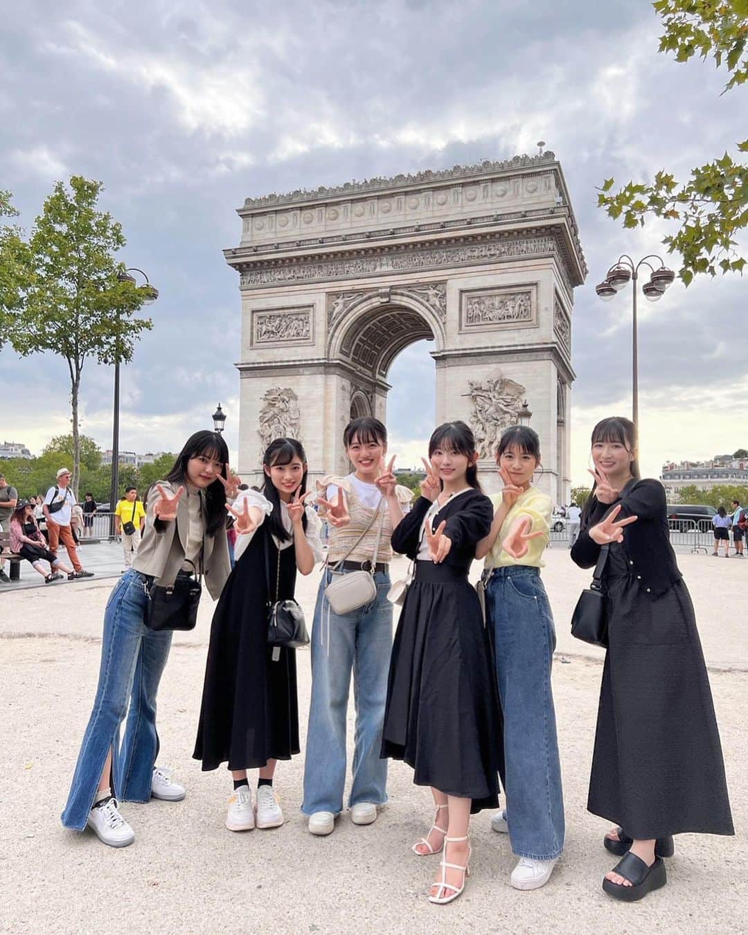 希山愛のインスタグラム：「* 写真見返しよっても パリにおったのが不思議な感じ☺️💭  みんなでパリに行けて幸せでした❤︎  #凱旋門 #シャンゼリゼ通り#フランス #パリ  #arcdetriomphe #France #Paris #followme #99line」